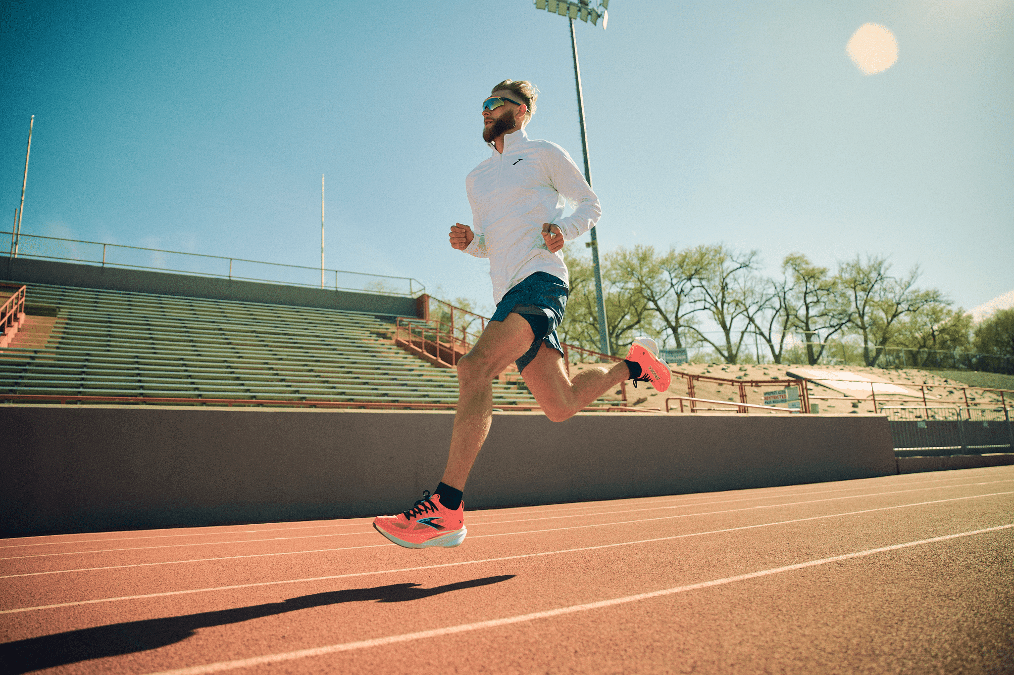 Avec la nouvelle Hyperion Max 3, Brooks propose un modèle pensé pour les coureurs qui veulent retrouver tout ce qui fait de mieux dans une seule et même chaussure : vitesse, confort et récupération. Un pari ambitieux, mais largement réussi avec cette troisième version qui s’impose déjà comme l’une des supertrainers les plus performantes du marché.