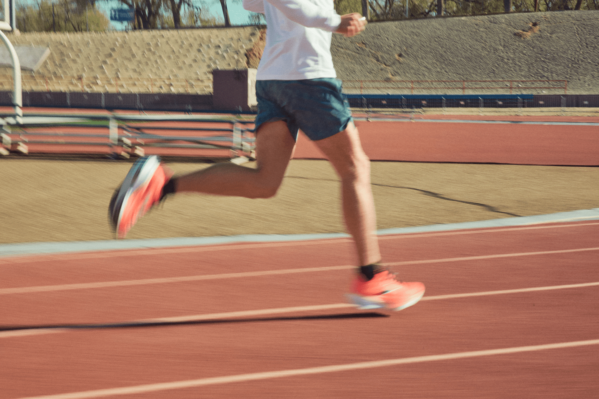 Avec la nouvelle Hyperion Max 3, Brooks propose un modèle pensé pour les coureurs qui veulent retrouver tout ce qui fait de mieux dans une seule et même chaussure : vitesse, confort et récupération. Un pari ambitieux, mais largement réussi avec cette troisième version qui s’impose déjà comme l’une des supertrainers les plus performantes du marché.