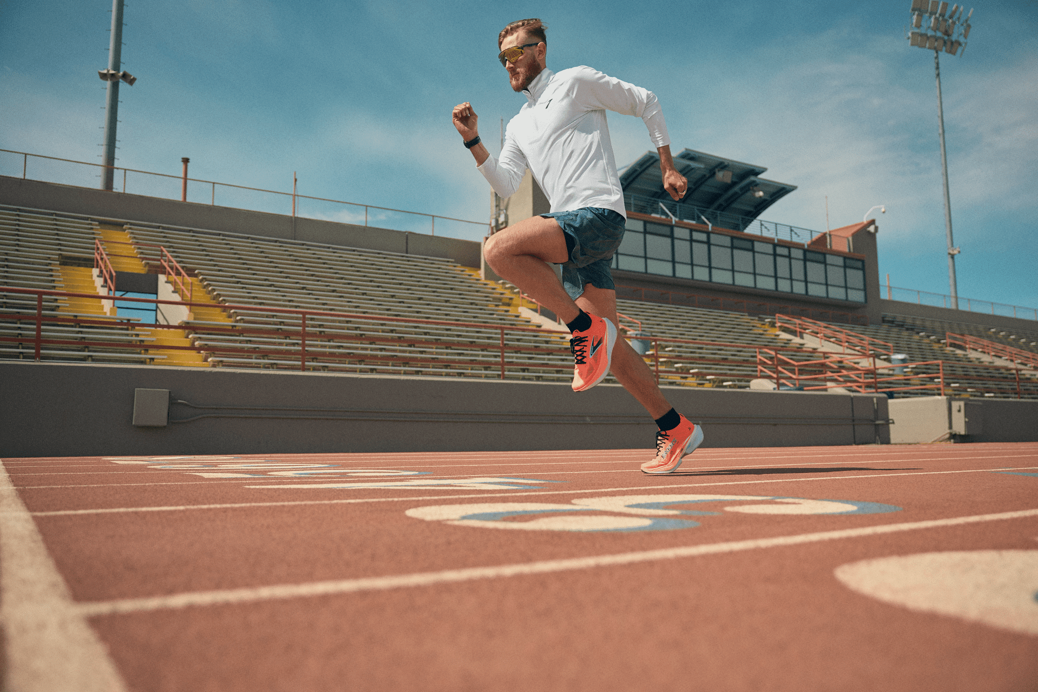 Avec la nouvelle Hyperion Max 3, Brooks propose un modèle pensé pour les coureurs qui veulent retrouver tout ce qui fait de mieux dans une seule et même chaussure : vitesse, confort et récupération. Un pari ambitieux, mais largement réussi avec cette troisième version qui s’impose déjà comme l’une des supertrainers les plus performantes du marché.