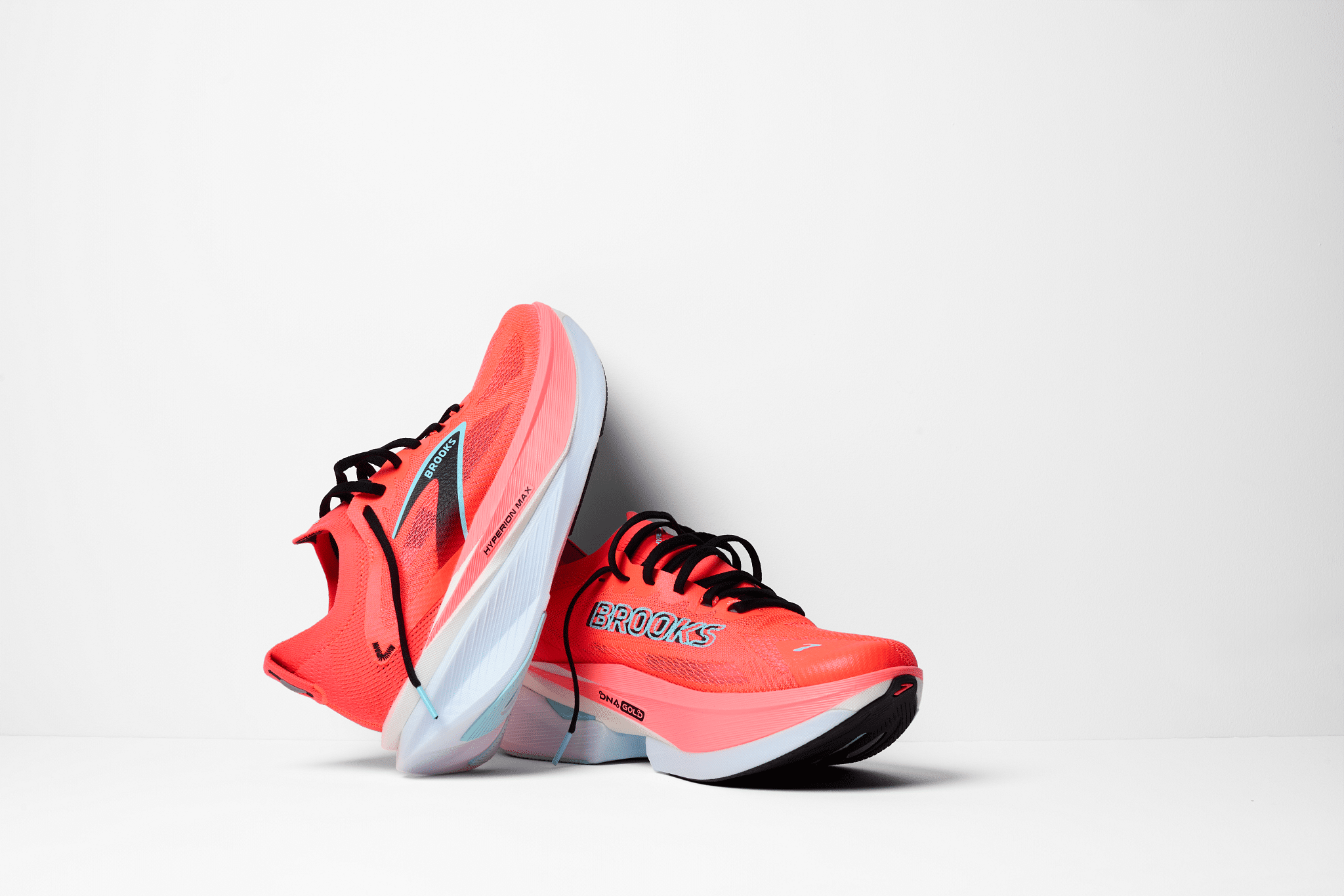 Avec la nouvelle Hyperion Max 3, Brooks propose un modèle pensé pour les coureurs qui veulent retrouver tout ce qui fait de mieux dans une seule et même chaussure : vitesse, confort et récupération. Un pari ambitieux, mais largement réussi avec cette troisième version qui s’impose déjà comme l’une des supertrainers les plus performantes du marché.