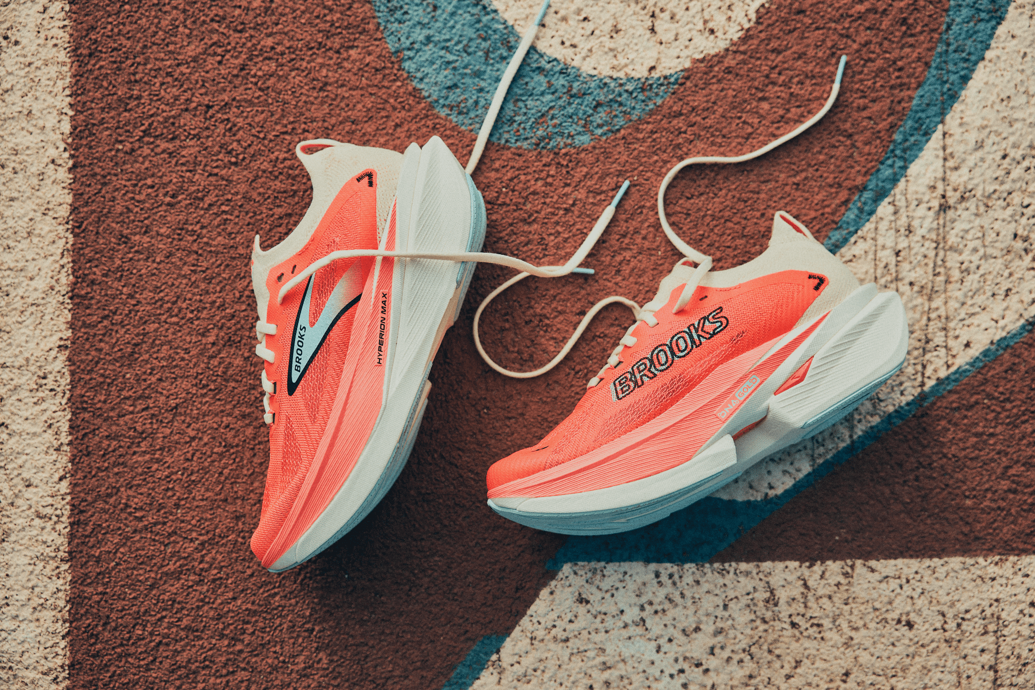 Avec la nouvelle Hyperion Max 3, Brooks propose un modèle pensé pour les coureurs qui veulent retrouver tout ce qui fait de mieux dans une seule et même chaussure : vitesse, confort et récupération. Un pari ambitieux, mais largement réussi avec cette troisième version qui s’impose déjà comme l’une des supertrainers les plus performantes du marché.