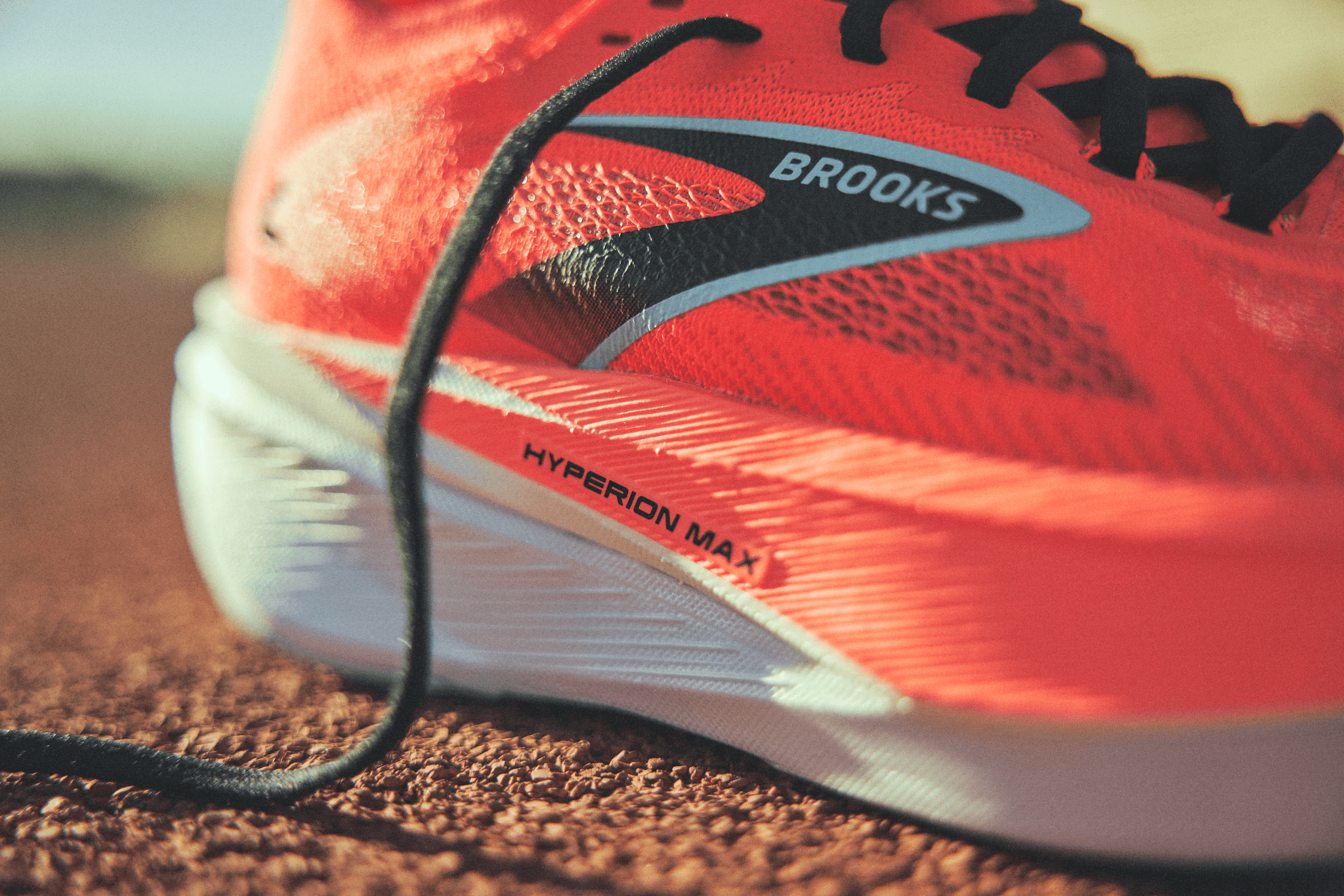 Avec la nouvelle Hyperion Max 3, Brooks propose un modèle pensé pour les coureurs qui veulent retrouver tout ce qui fait de mieux dans une seule et même chaussure : vitesse, confort et récupération. Un pari ambitieux, mais largement réussi avec cette troisième version qui s’impose déjà comme l’une des supertrainers les plus performantes du marché.