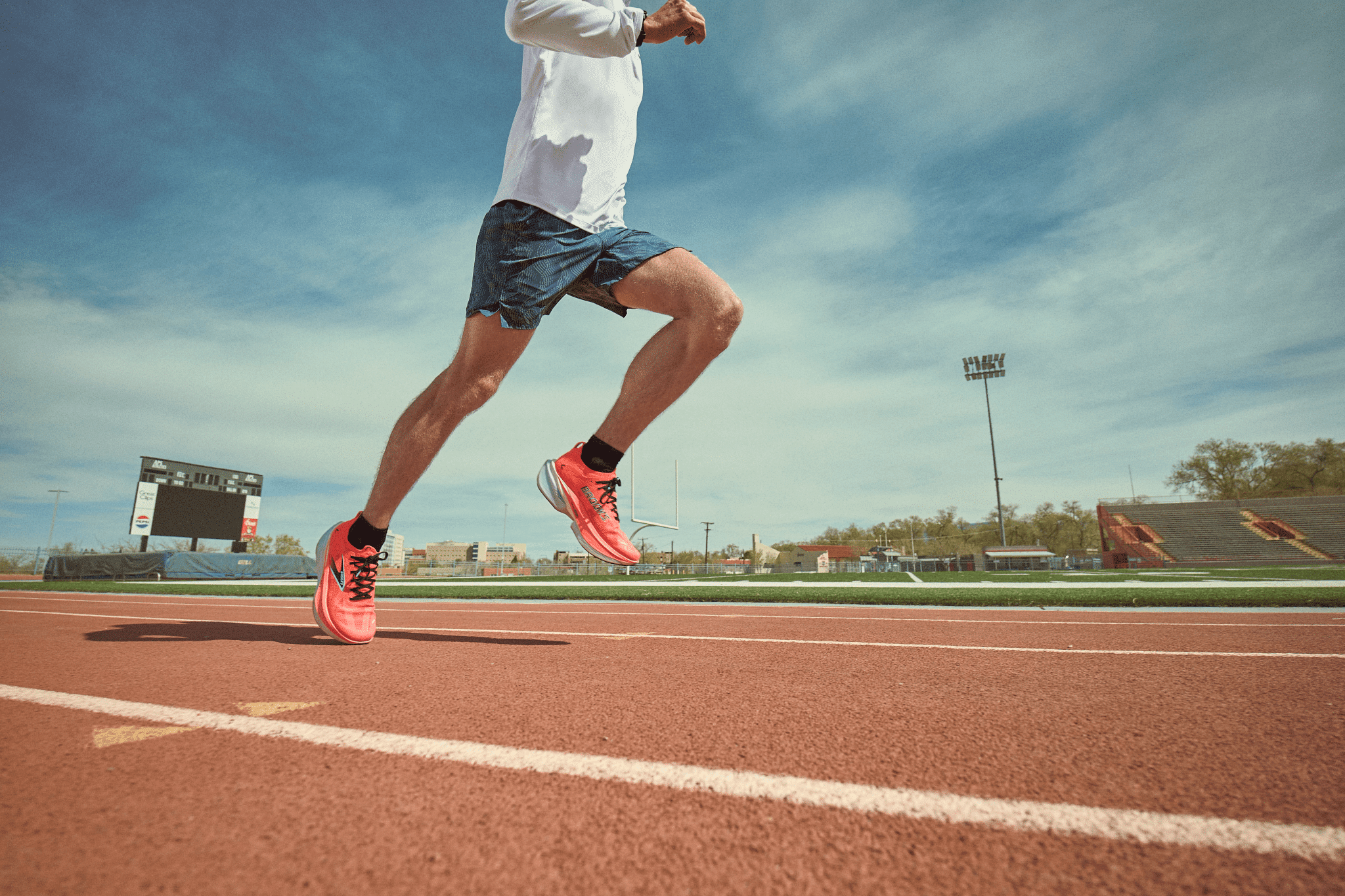 Avec la nouvelle Hyperion Max 3, Brooks propose un modèle pensé pour les coureurs qui veulent retrouver tout ce qui fait de mieux dans une seule et même chaussure : vitesse, confort et récupération. Un pari ambitieux, mais largement réussi avec cette troisième version qui s’impose déjà comme l’une des supertrainers les plus performantes du marché.