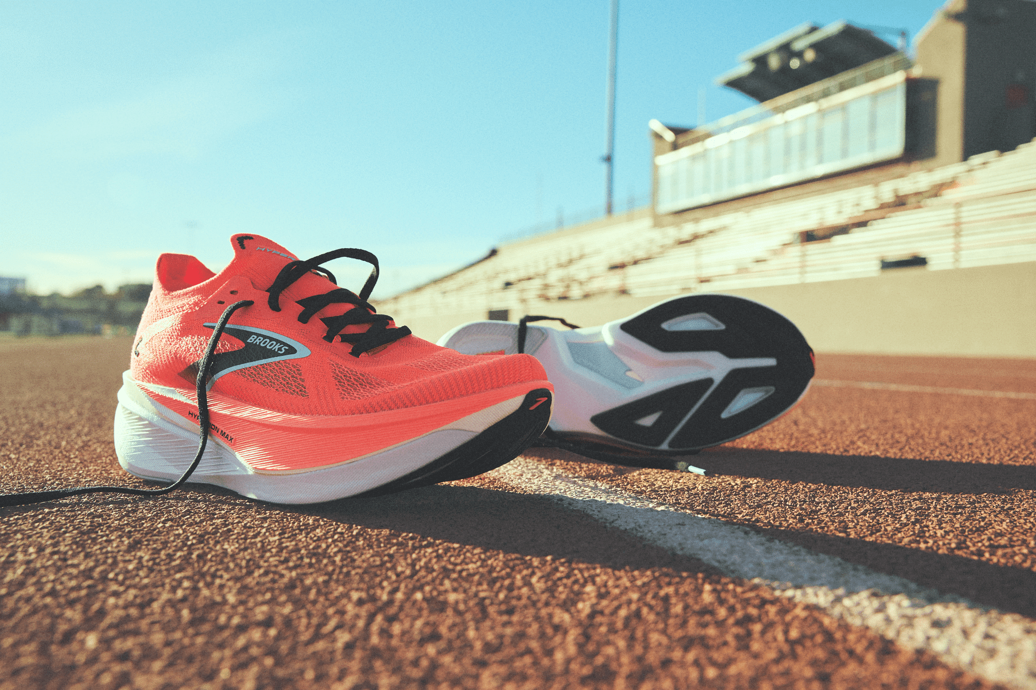 Avec la nouvelle Hyperion Max 3, Brooks propose un modèle pensé pour les coureurs qui veulent retrouver tout ce qui fait de mieux dans une seule et même chaussure : vitesse, confort et récupération. Un pari ambitieux, mais largement réussi avec cette troisième version qui s’impose déjà comme l’une des supertrainers les plus performantes du marché.