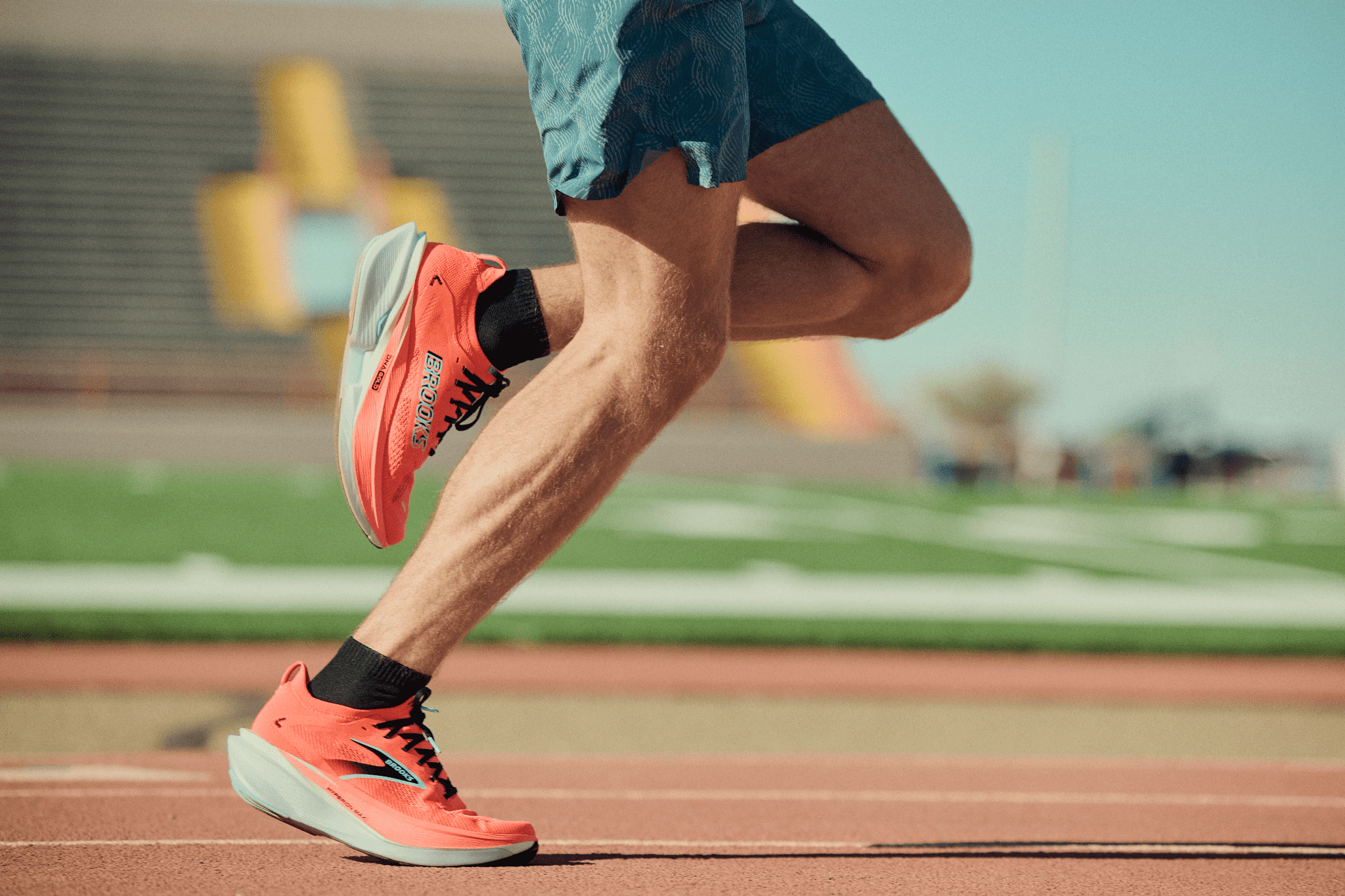 Avec la nouvelle Hyperion Max 3, Brooks propose un modèle pensé pour les coureurs qui veulent retrouver tout ce qui fait de mieux dans une seule et même chaussure : vitesse, confort et récupération. Un pari ambitieux, mais largement réussi avec cette troisième version qui s’impose déjà comme l’une des supertrainers les plus performantes du marché.