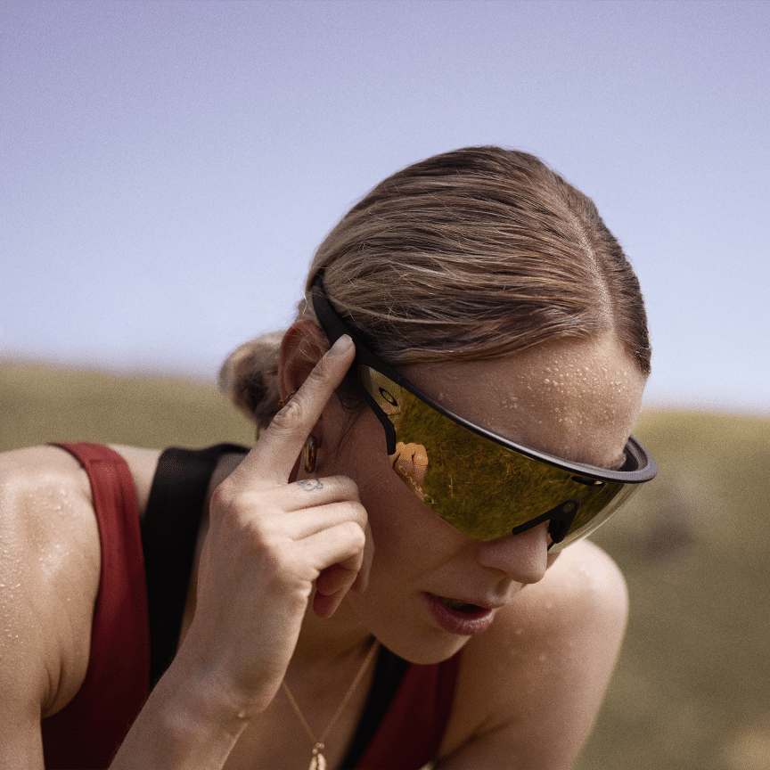 Oakley et Meta dévoilent les lunettes connectées Oakley Meta Vanguard, capables d’afficher les données de course en temps réel directement dans le champ de vision. Une révolution pour les runners.