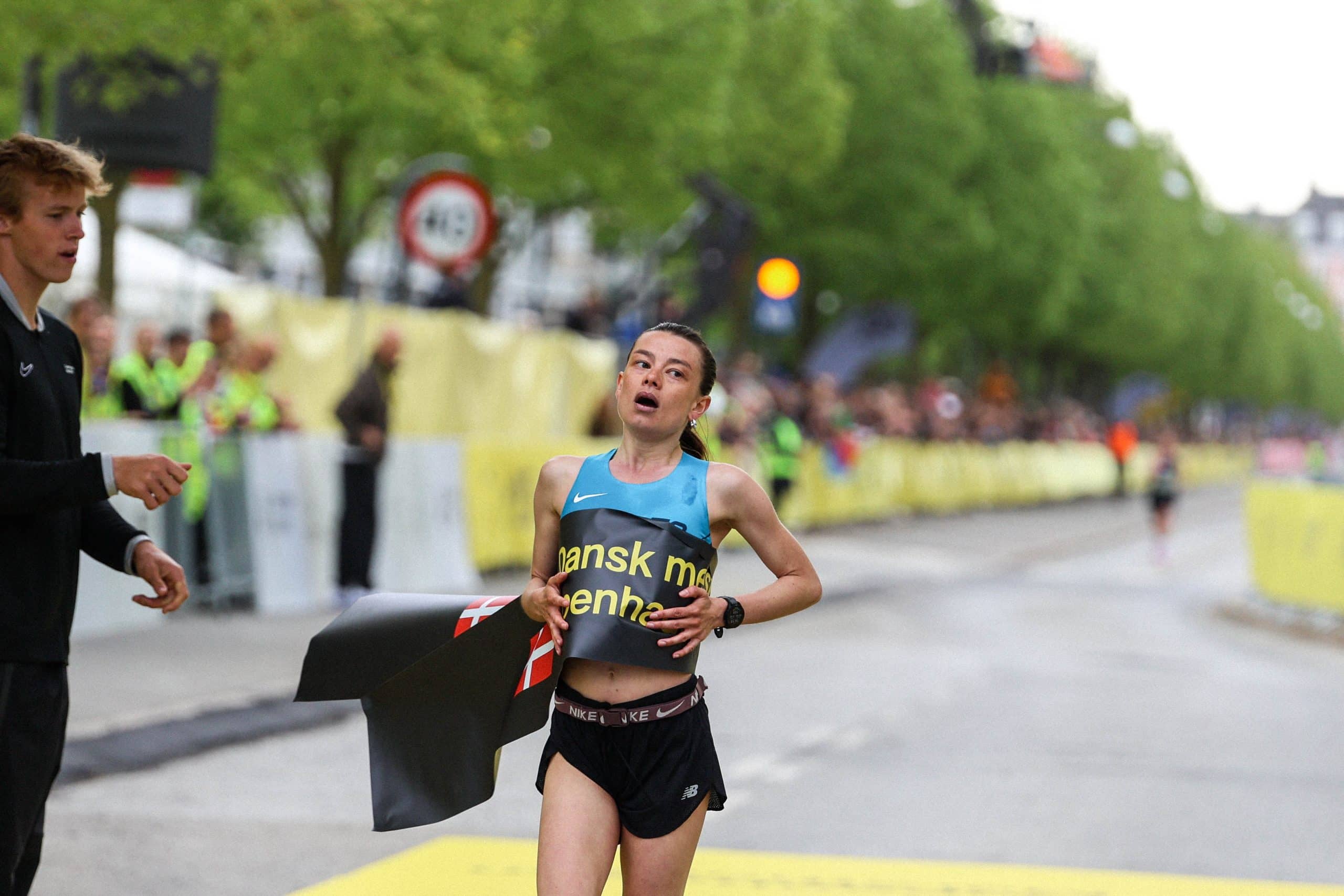 Marathon de Copenhague 2026 : Mercy Chebwogen pulvérise le record du parcours pour ses débuts. Tadesse Kassa s’impose au terme d’un final spectaculaire dans une ambiance électrique.