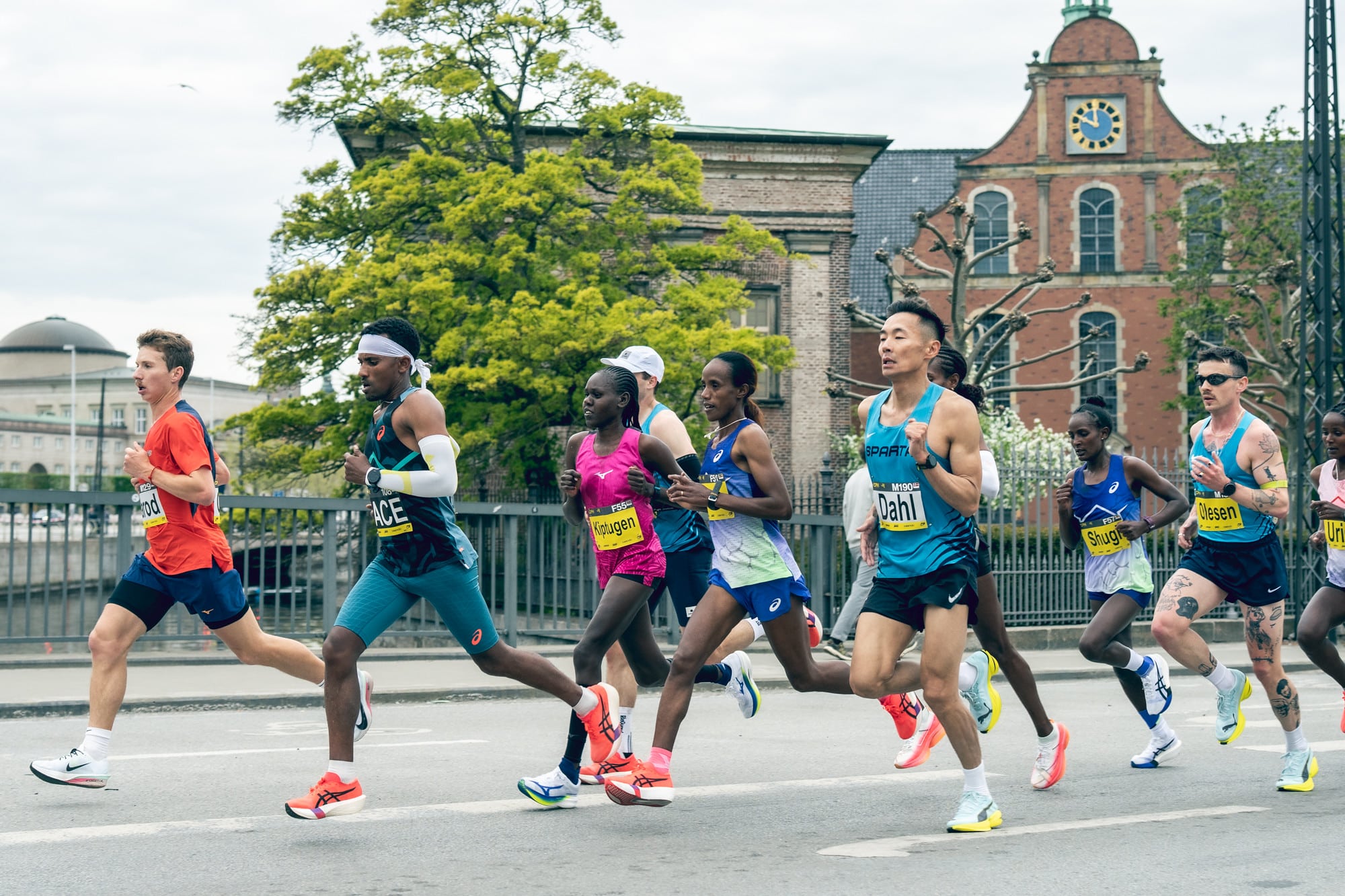 Marathon de Copenhague 2026 : Mercy Chebwogen pulvérise le record du parcours pour ses débuts. Tadesse Kassa s’impose au terme d’un final spectaculaire dans une ambiance électrique.