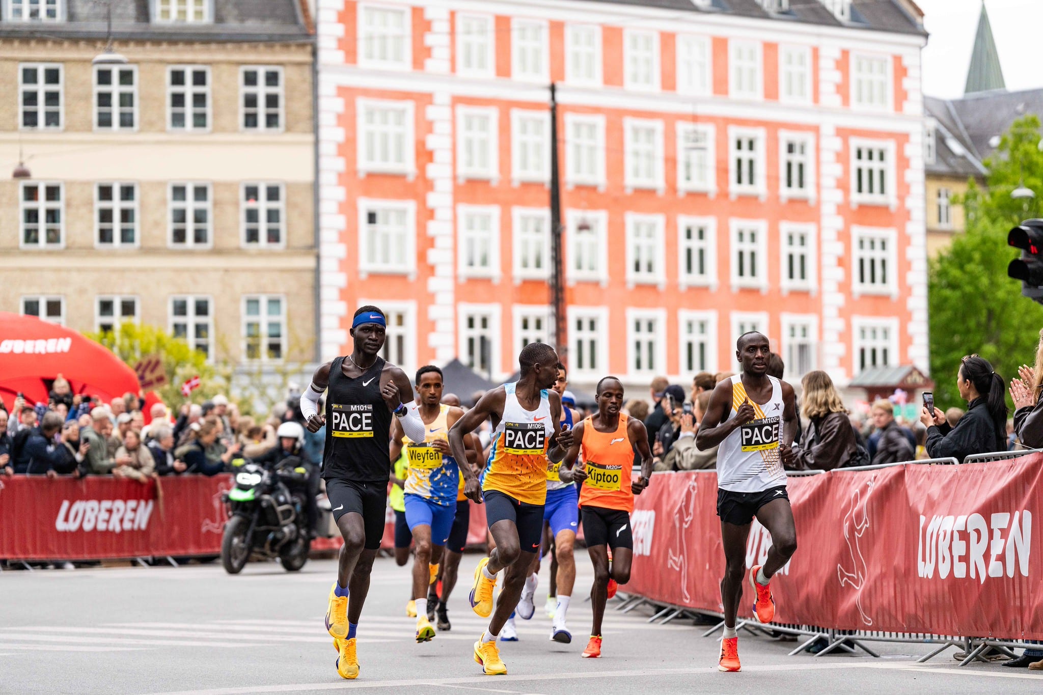 Marathon de Copenhague 2026 : Mercy Chebwogen pulvérise le record du parcours pour ses débuts. Tadesse Kassa s’impose au terme d’un final spectaculaire dans une ambiance électrique.