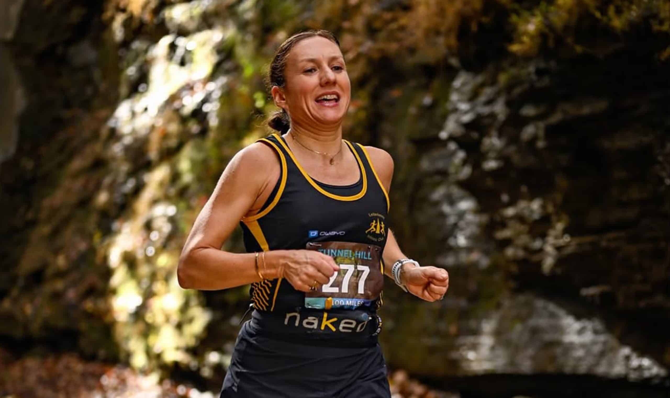 Le 8 novembre 2025, l’Irlandaise Caitriona Jennings a battu le record du monde féminin du 100 miles lors de Tunnel Hill. Portrait et interview.