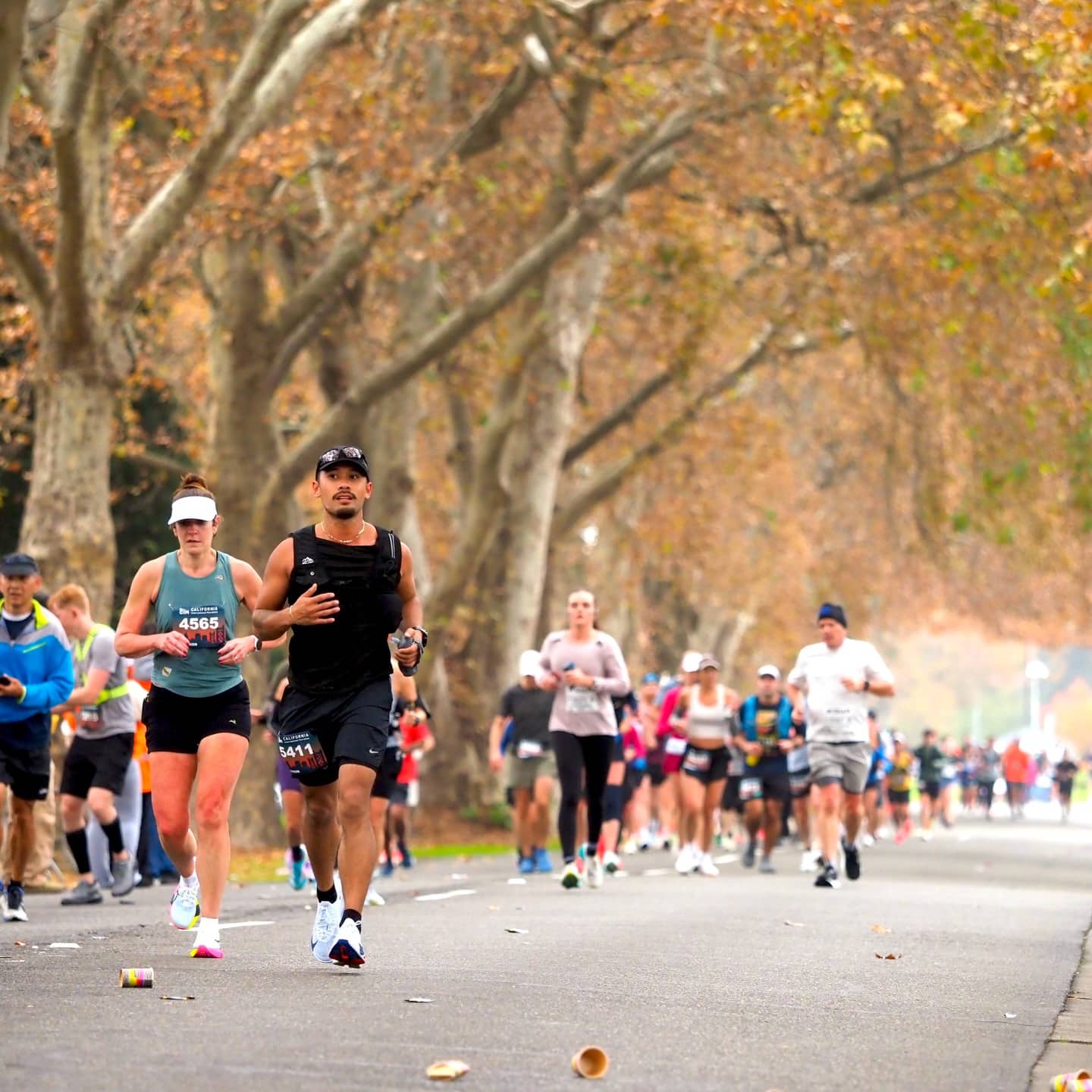 Découvrez les résultats du California International Marathon 2025 : victoires de Molly Born et Futsum Zienasellassie, pluie de qualifications pour les Trials LA 2028, et performance exceptionnelle de Courtney Dauwalter en 2h38. Une édition historique du CIM, véritable machine à records aux États-Unis.