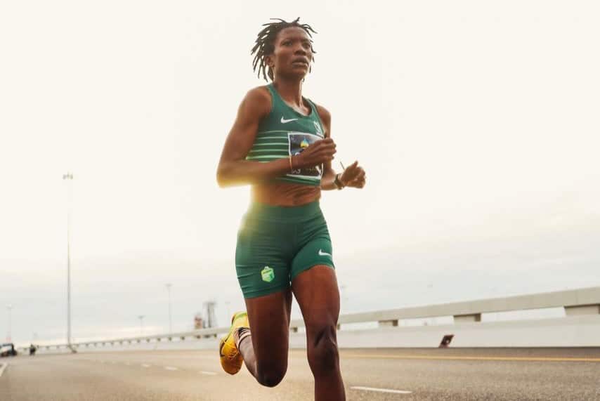Cape Town Marathon 2026 : record historique de Mohamed Esa, victoire de Dera Dida, premier marathon africain d’Eliud Kipchoge et ambitions Major plus fortes que jamais.
