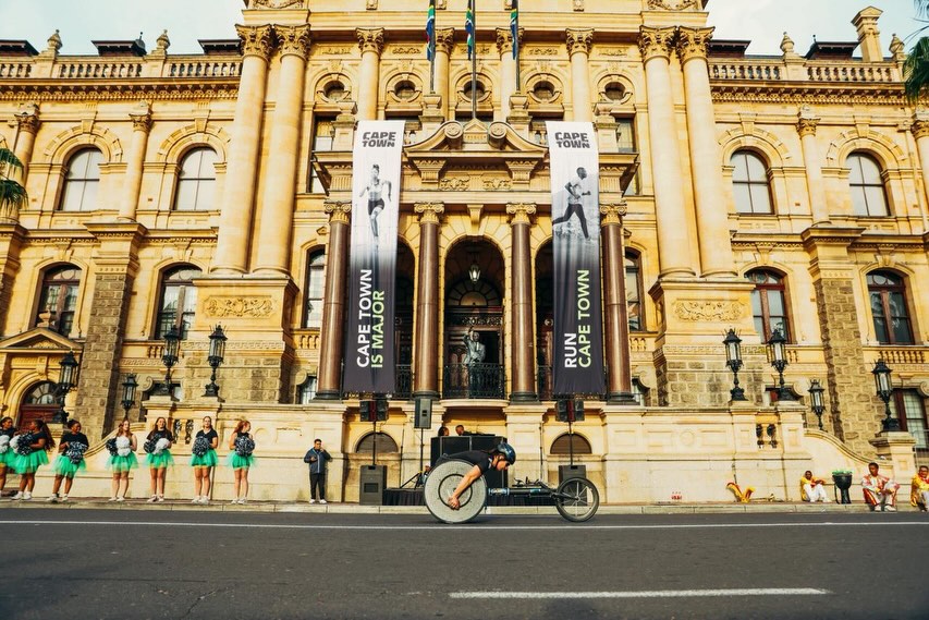 Cape Town Marathon 2026 : record historique de Mohamed Esa, victoire de Dera Dida, premier marathon africain d’Eliud Kipchoge et ambitions Major plus fortes que jamais.