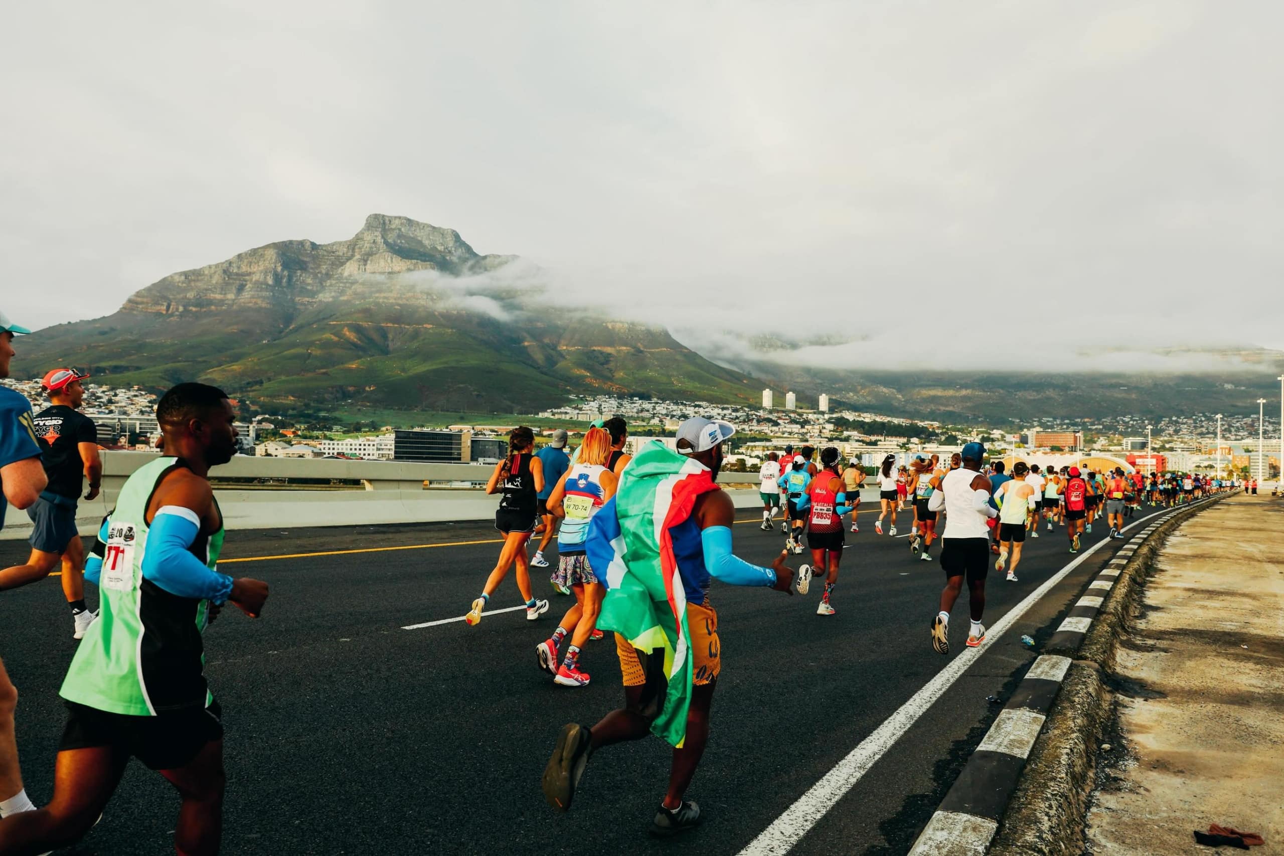 Cape Town Marathon 2026 : record historique de Mohamed Esa, victoire de Dera Dida, premier marathon africain d’Eliud Kipchoge et ambitions Major plus fortes que jamais.