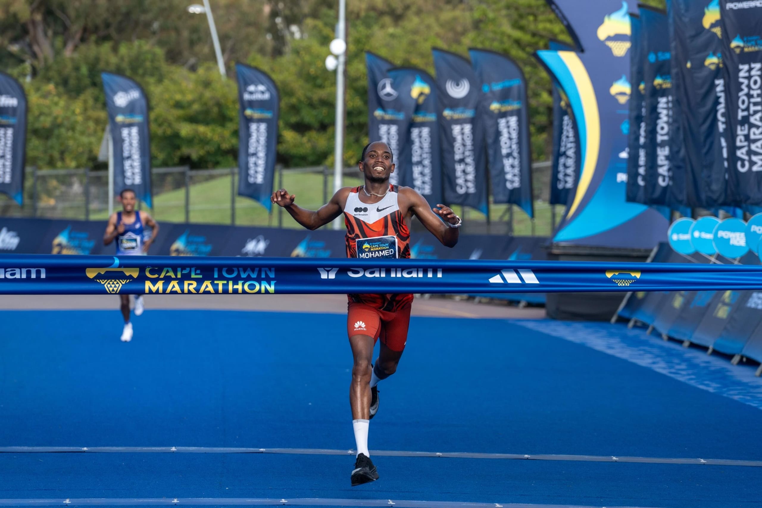 Cape Town Marathon 2026 : record historique de Mohamed Esa, victoire de Dera Dida, premier marathon africain d’Eliud Kipchoge et ambitions Major plus fortes que jamais.