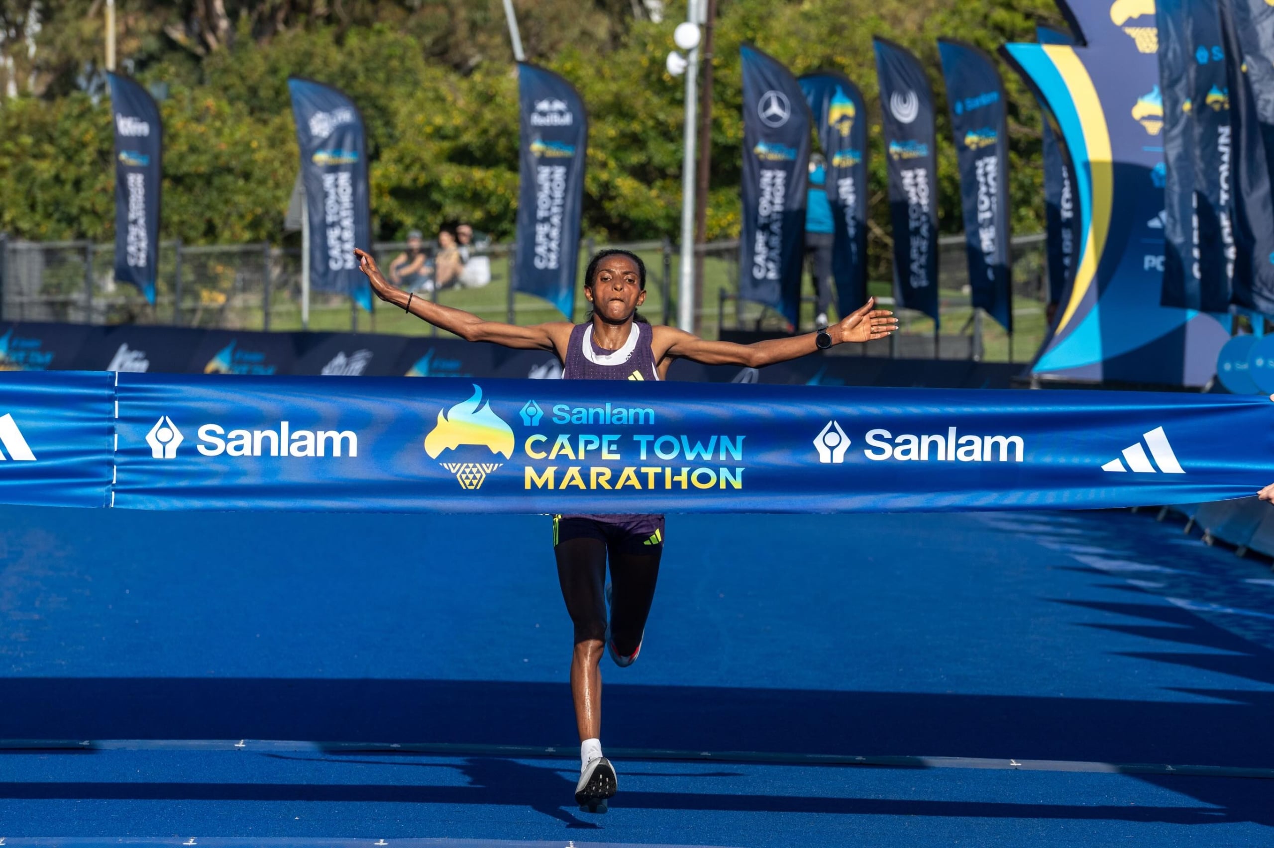 Cape Town Marathon 2026 : record historique de Mohamed Esa, victoire de Dera Dida, premier marathon africain d’Eliud Kipchoge et ambitions Major plus fortes que jamais.