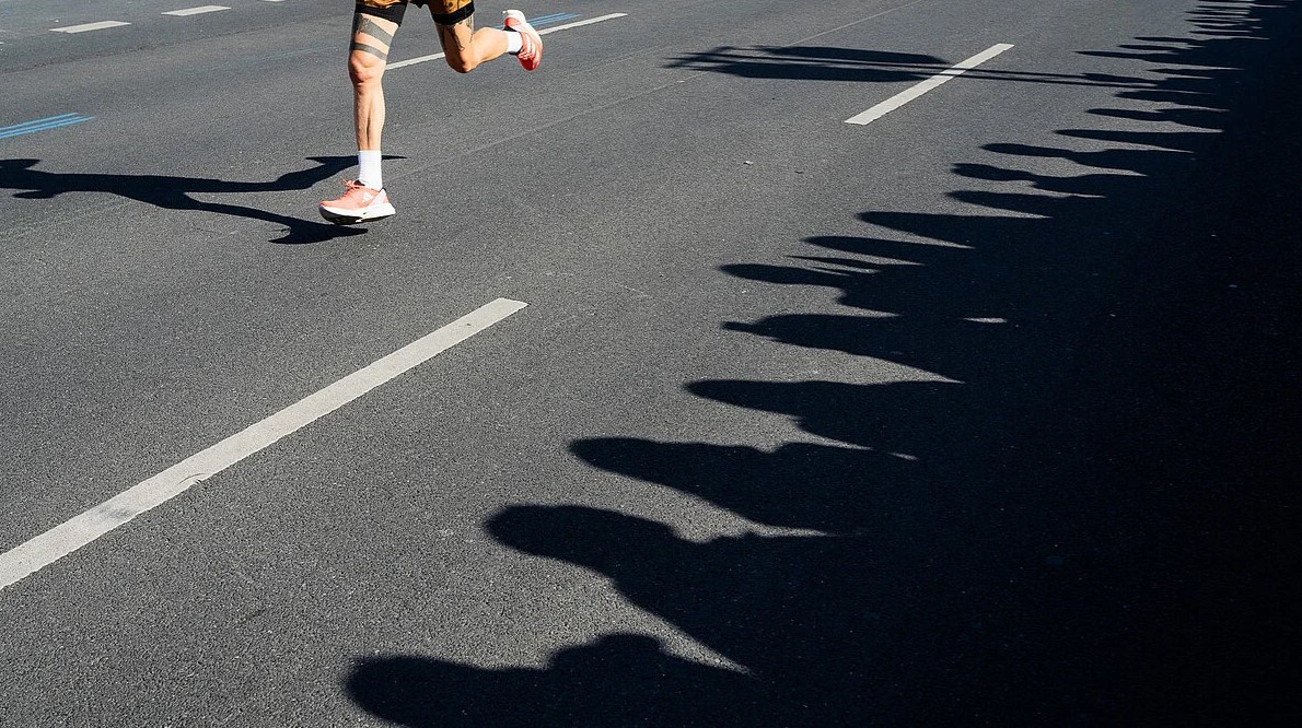 Parmi toutes les courses, le Marathon de Berlin est certainement celui qui fait rêver le plus de runners en quête de record personnel... Membre historique du circuit des Majors, il s’est forgé une réputation mythique dans le monde du running. Et pour cause, les chiffres ne mentent pas : 13 records du monde y ont déjà été établis. C’est tout simplement le temple de la vitesse sur 41,195 km. Mais qu’est-ce qui rend Berlin aussi propice aux exploits ? Zoom sur les ingrédients qui font de cette course l’une des plus rapides du monde.