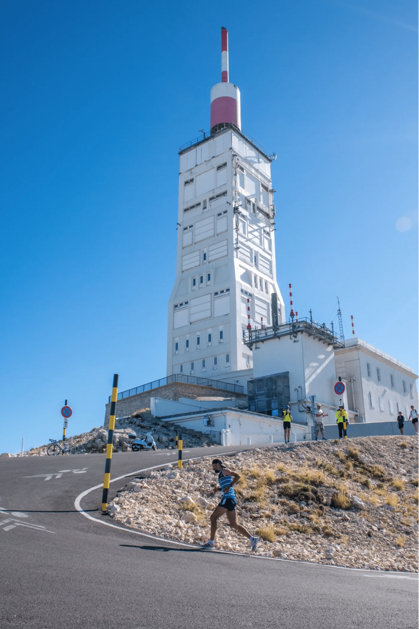 En juillet dernier, les coureurs du Tour de France se sont lancés à l’attaque du mythique Mont Ventoux pour la 18ème fois dans l'histoire de la Grande Boucle. Cette 16ème étape d’anthologie (Montpellier – Le Mont Ventoux) a couronné le Français Valentin Paret-Peintre face à l’Irlandais Ben Healy au terme d’un suspense de folie. Quelques semaines plus tôt, près de 1 500 coureurs ont affronté les pentes du "Géant de Provence" à l’occasion du Semi-marathon du Mont Ventoux Kookabarra. Alors, quel effort est le plus difficile ? Conquérir le sommet à vélo ou en courant ? Marathons.com a enfourché le vélo pour tenter l’ascension de ce colosse tandis que Manon Coste, victorieuse du 21 km de l’édition 2025, partage ses impressions sur la course.