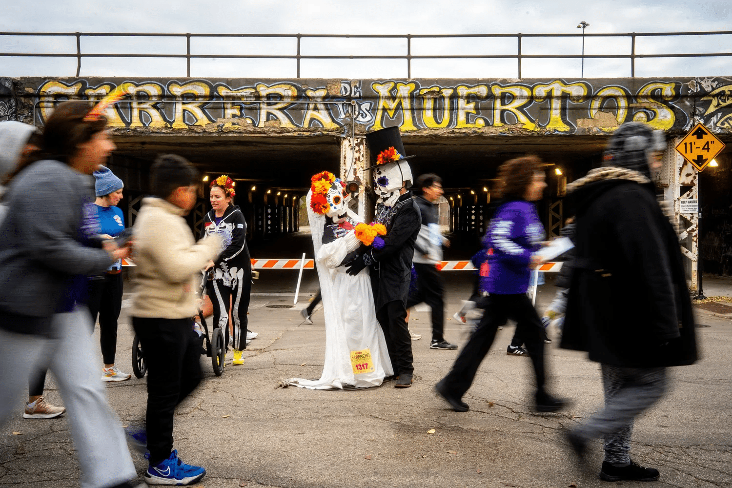 Découvrez La Carrera de Los Muertos à Chicago : un 5 km à travers Pilsen, entre culture mexicaine, traditions du Día de los Muertos et esprit de communauté.