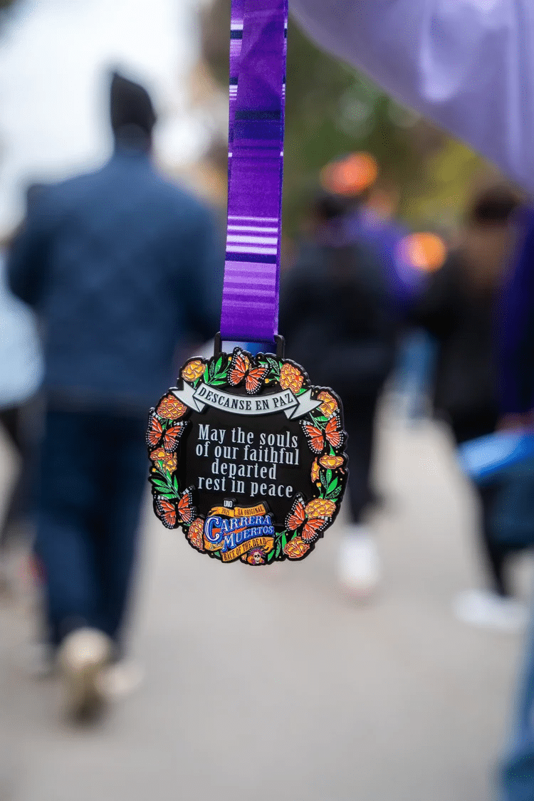 Découvrez La Carrera de Los Muertos à Chicago : un 5 km à travers Pilsen, entre culture mexicaine, traditions du Día de los Muertos et esprit de communauté.