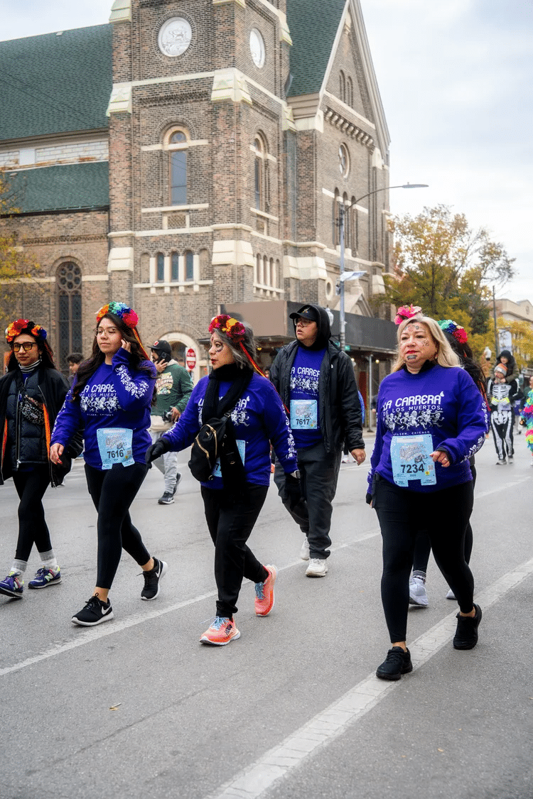 Découvrez La Carrera de Los Muertos à Chicago : un 5 km à travers Pilsen, entre culture mexicaine, traditions du Día de los Muertos et esprit de communauté.