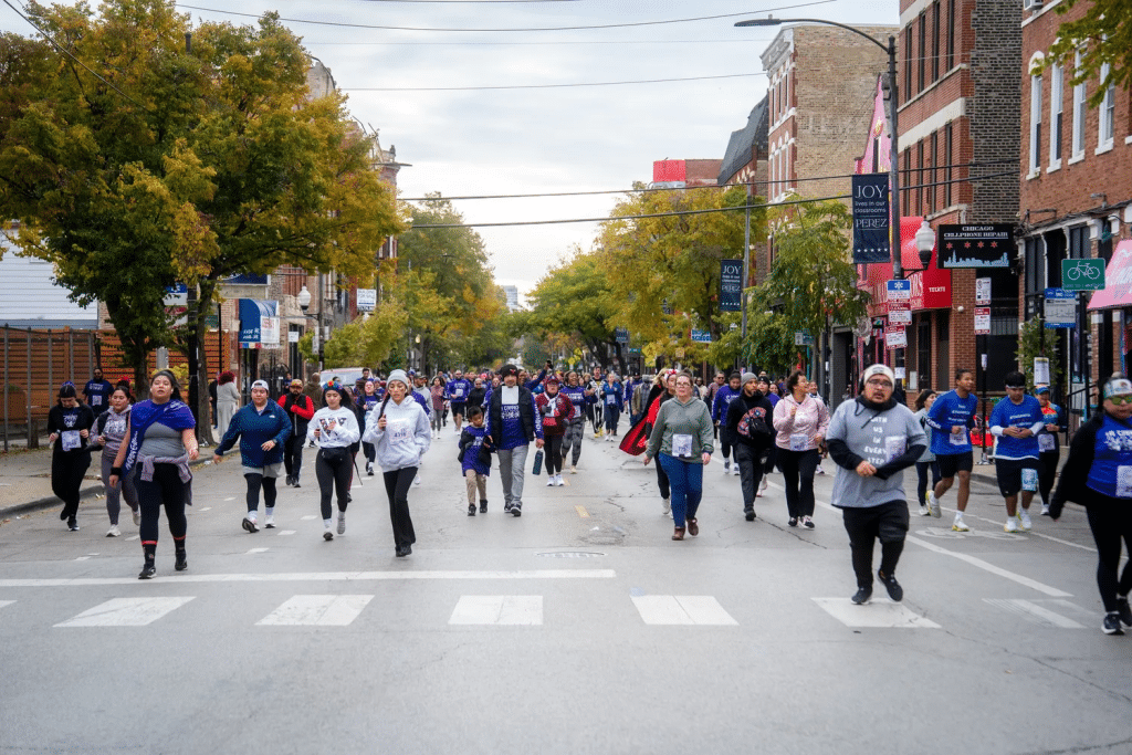 Découvrez La Carrera de Los Muertos à Chicago : un 5 km à travers Pilsen, entre culture mexicaine, traditions du Día de los Muertos et esprit de communauté.