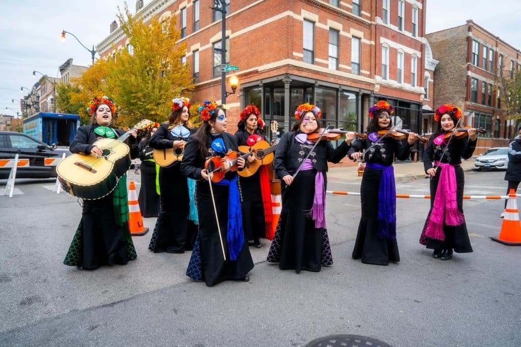 Découvrez La Carrera de Los Muertos à Chicago : un 5 km à travers Pilsen, entre culture mexicaine, traditions du Día de los Muertos et esprit de communauté.