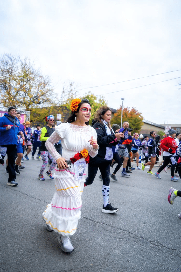 Découvrez La Carrera de Los Muertos à Chicago : un 5 km à travers Pilsen, entre culture mexicaine, traditions du Día de los Muertos et esprit de communauté.