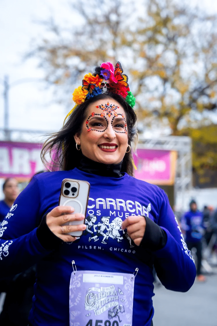 Découvrez La Carrera de Los Muertos à Chicago : un 5 km à travers Pilsen, entre culture mexicaine, traditions du Día de los Muertos et esprit de communauté.