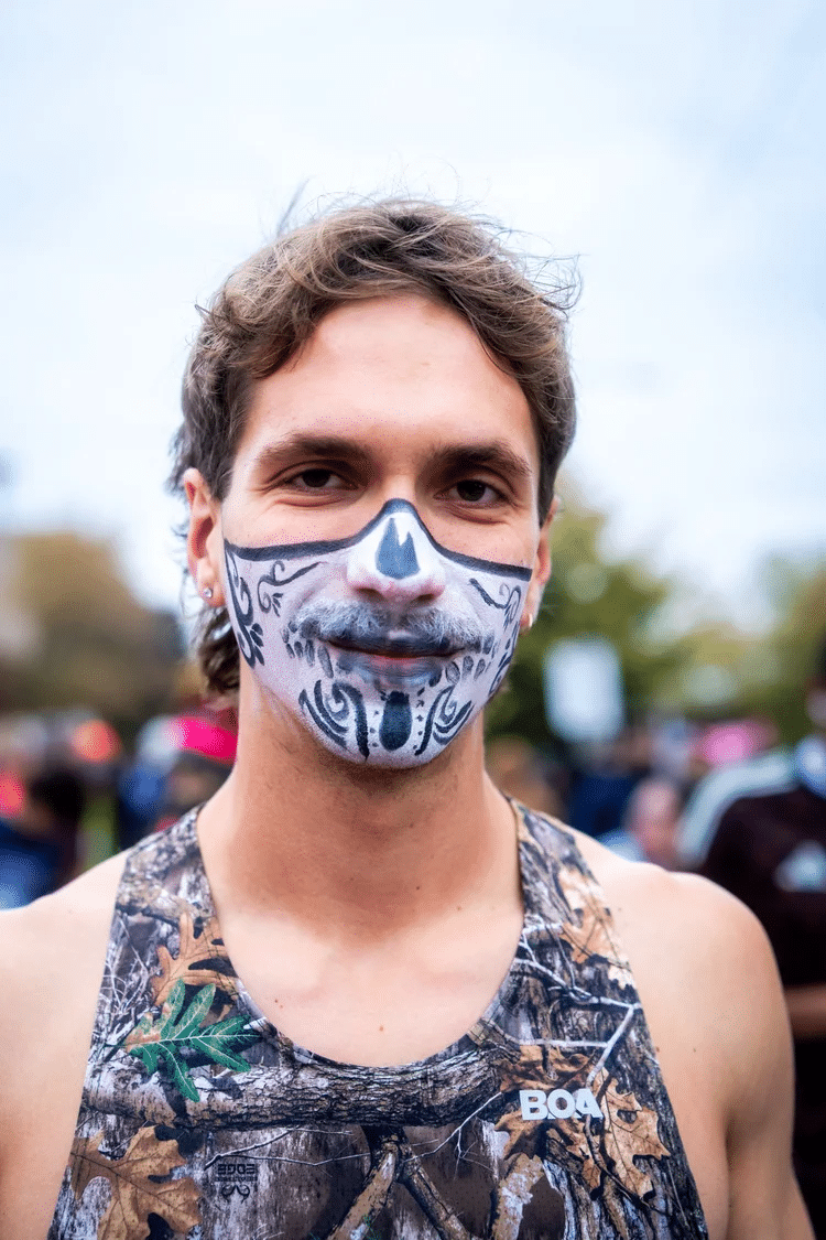 Découvrez La Carrera de Los Muertos à Chicago : un 5 km à travers Pilsen, entre culture mexicaine, traditions du Día de los Muertos et esprit de communauté.