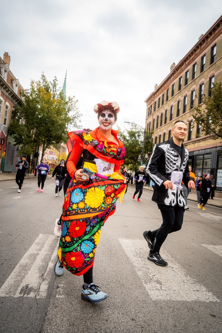 Découvrez La Carrera de Los Muertos à Chicago : un 5 km à travers Pilsen, entre culture mexicaine, traditions du Día de los Muertos et esprit de communauté.