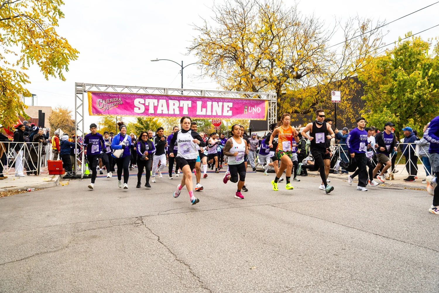 Découvrez La Carrera de Los Muertos à Chicago : un 5 km à travers Pilsen, entre culture mexicaine, traditions du Día de los Muertos et esprit de communauté.