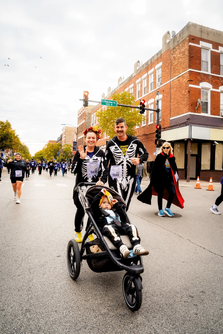 Découvrez La Carrera de Los Muertos à Chicago : un 5 km à travers Pilsen, entre culture mexicaine, traditions du Día de los Muertos et esprit de communauté.