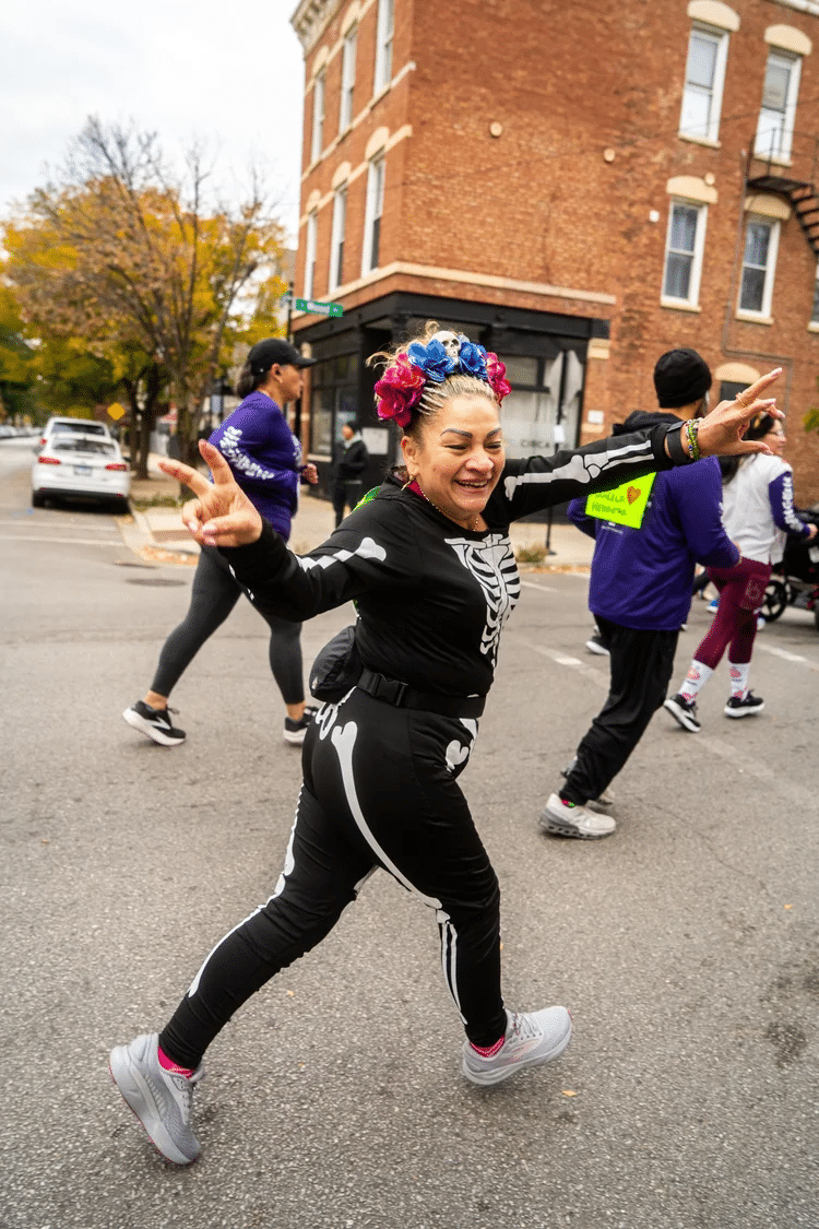 Découvrez La Carrera de Los Muertos à Chicago : un 5 km à travers Pilsen, entre culture mexicaine, traditions du Día de los Muertos et esprit de communauté.
