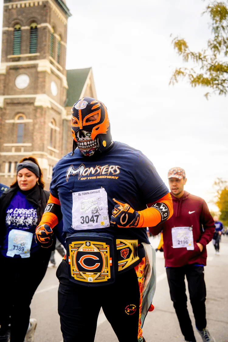 Découvrez La Carrera de Los Muertos à Chicago : un 5 km à travers Pilsen, entre culture mexicaine, traditions du Día de los Muertos et esprit de communauté.
