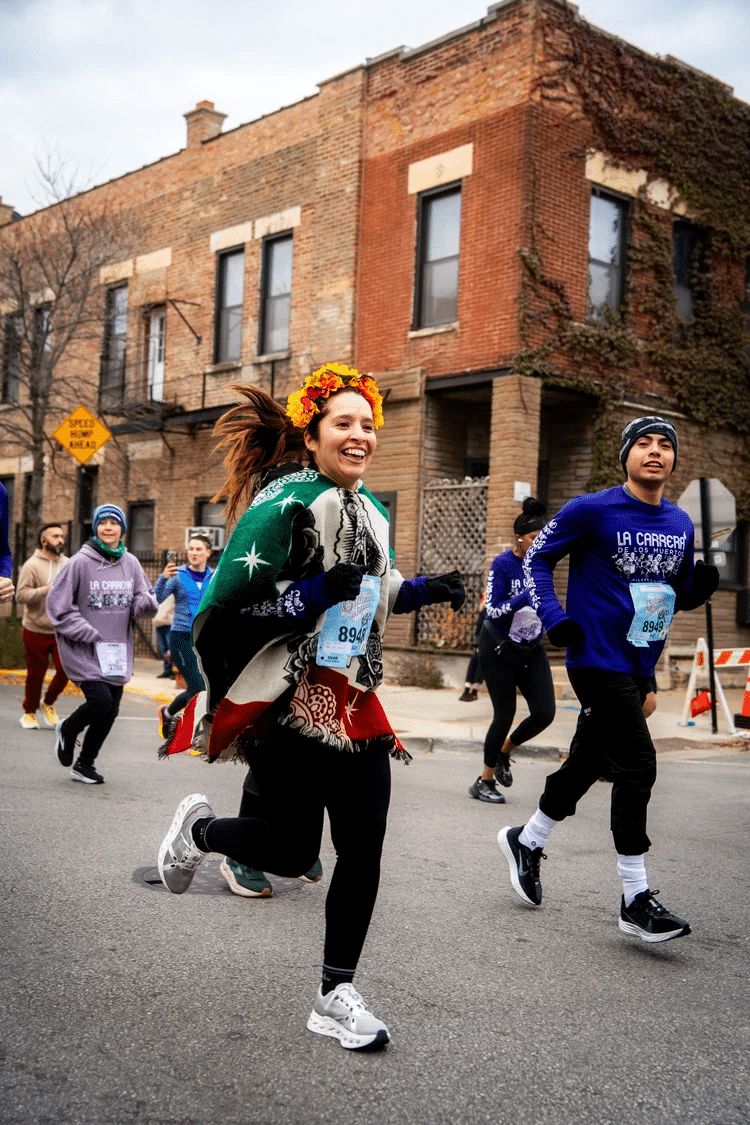 Découvrez La Carrera de Los Muertos à Chicago : un 5 km à travers Pilsen, entre culture mexicaine, traditions du Día de los Muertos et esprit de communauté.