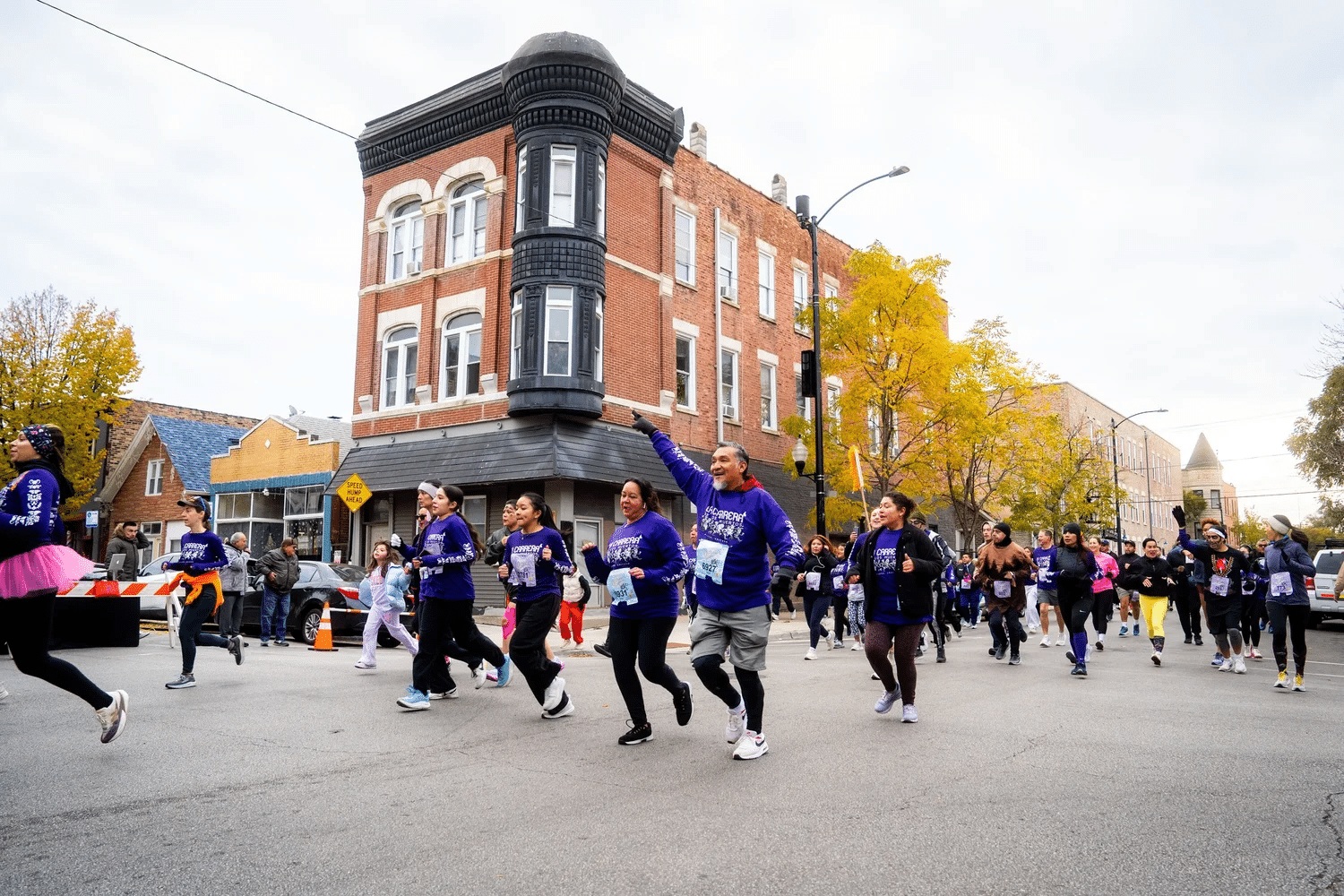 Découvrez La Carrera de Los Muertos à Chicago : un 5 km à travers Pilsen, entre culture mexicaine, traditions du Día de los Muertos et esprit de communauté.