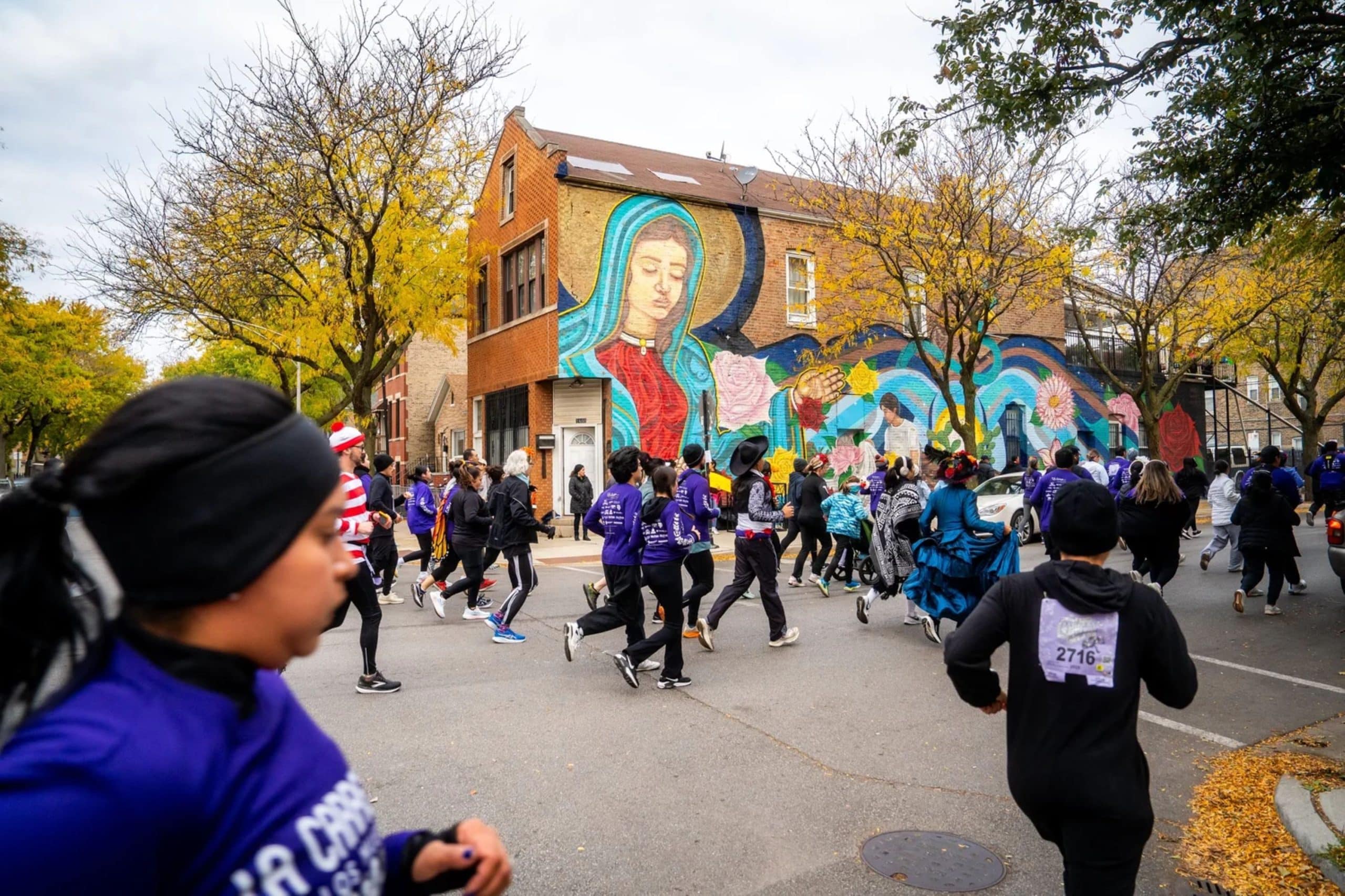 Découvrez La Carrera de Los Muertos à Chicago : un 5 km à travers Pilsen, entre culture mexicaine, traditions du Día de los Muertos et esprit de communauté.