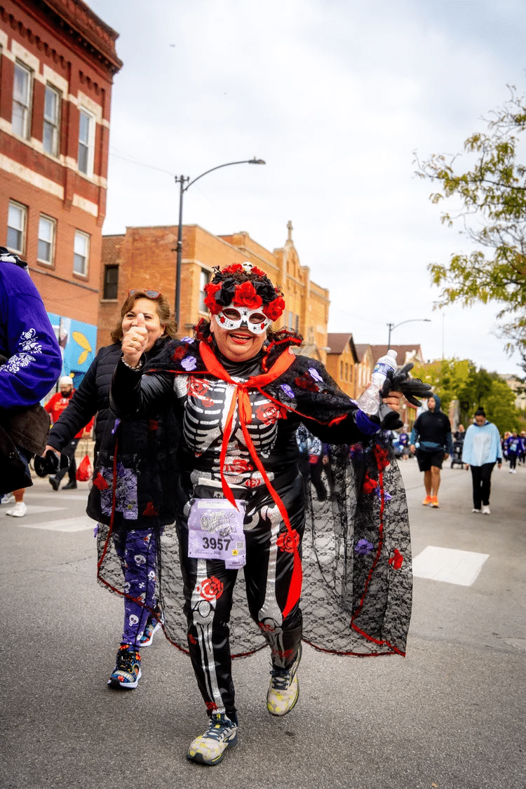Découvrez La Carrera de Los Muertos à Chicago : un 5 km à travers Pilsen, entre culture mexicaine, traditions du Día de los Muertos et esprit de communauté.