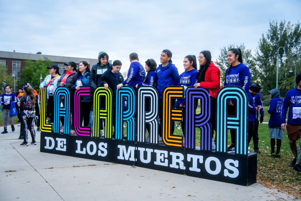 Découvrez La Carrera de Los Muertos à Chicago : un 5 km à travers Pilsen, entre culture mexicaine, traditions du Día de los Muertos et esprit de communauté.