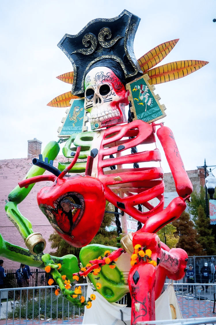 Découvrez La Carrera de Los Muertos à Chicago : un 5 km à travers Pilsen, entre culture mexicaine, traditions du Día de los Muertos et esprit de communauté.
