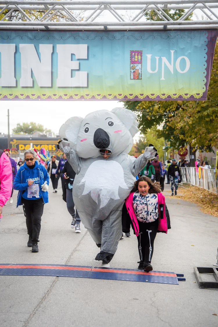 Découvrez La Carrera de Los Muertos à Chicago : un 5 km à travers Pilsen, entre culture mexicaine, traditions du Día de los Muertos et esprit de communauté.