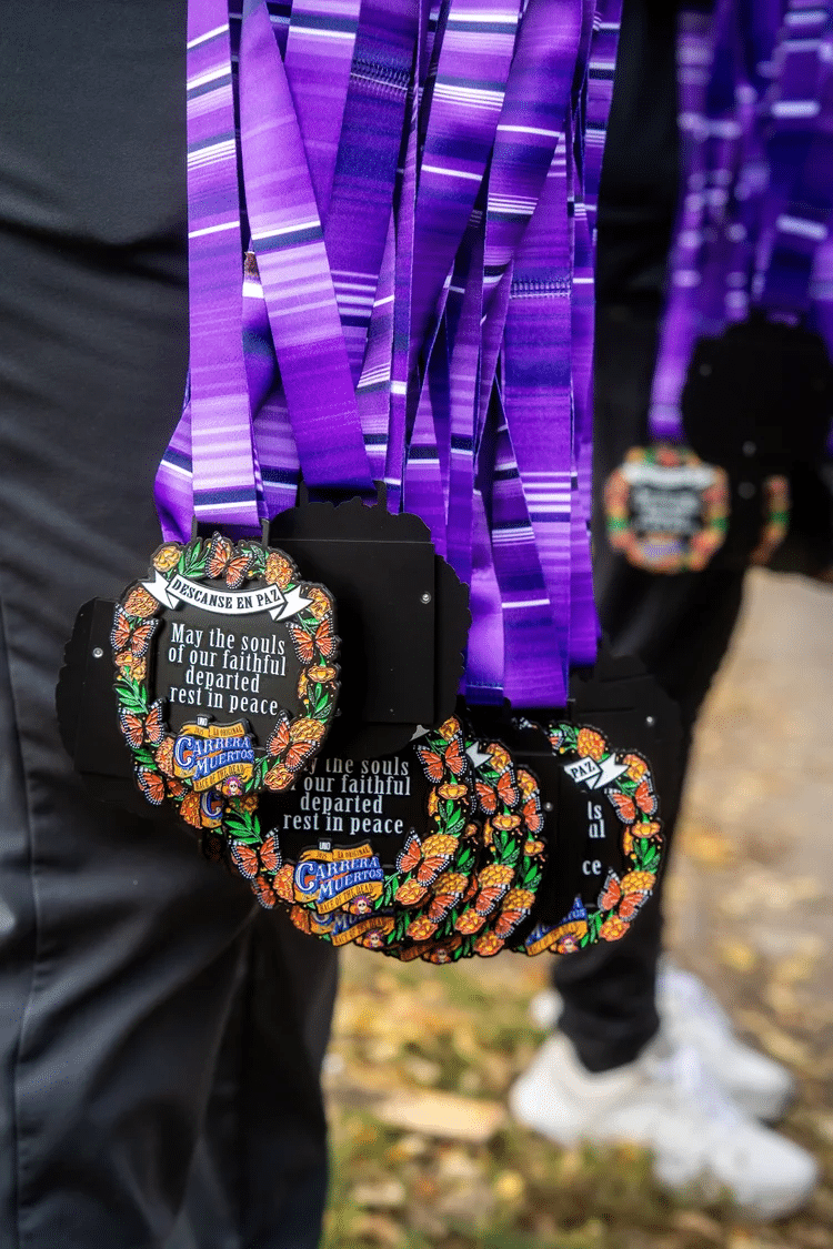 Découvrez La Carrera de Los Muertos à Chicago : un 5 km à travers Pilsen, entre culture mexicaine, traditions du Día de los Muertos et esprit de communauté.