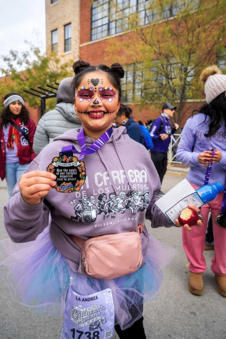 Découvrez La Carrera de Los Muertos à Chicago : un 5 km à travers Pilsen, entre culture mexicaine, traditions du Día de los Muertos et esprit de communauté.