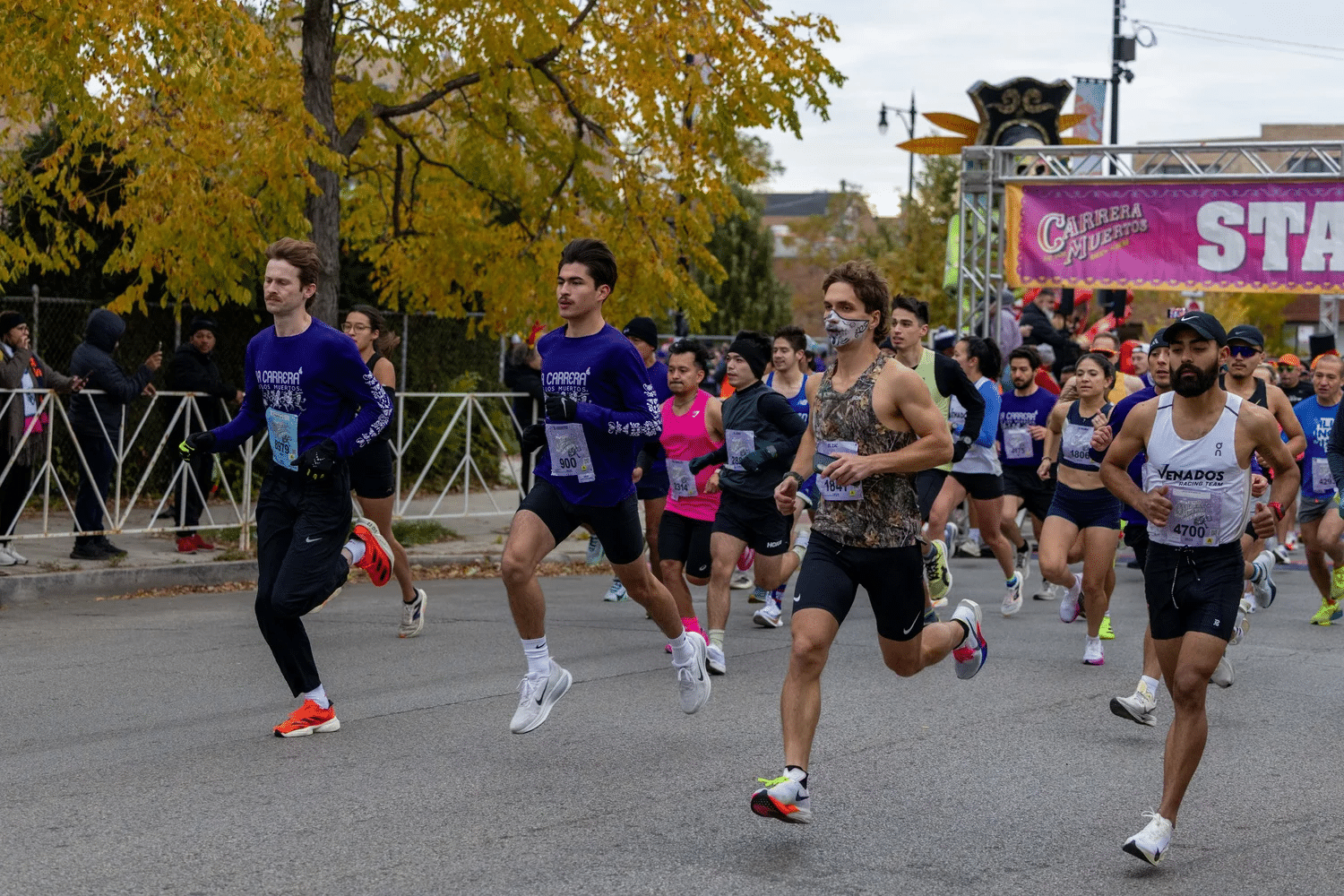 Découvrez La Carrera de Los Muertos à Chicago : un 5 km à travers Pilsen, entre culture mexicaine, traditions du Día de los Muertos et esprit de communauté.