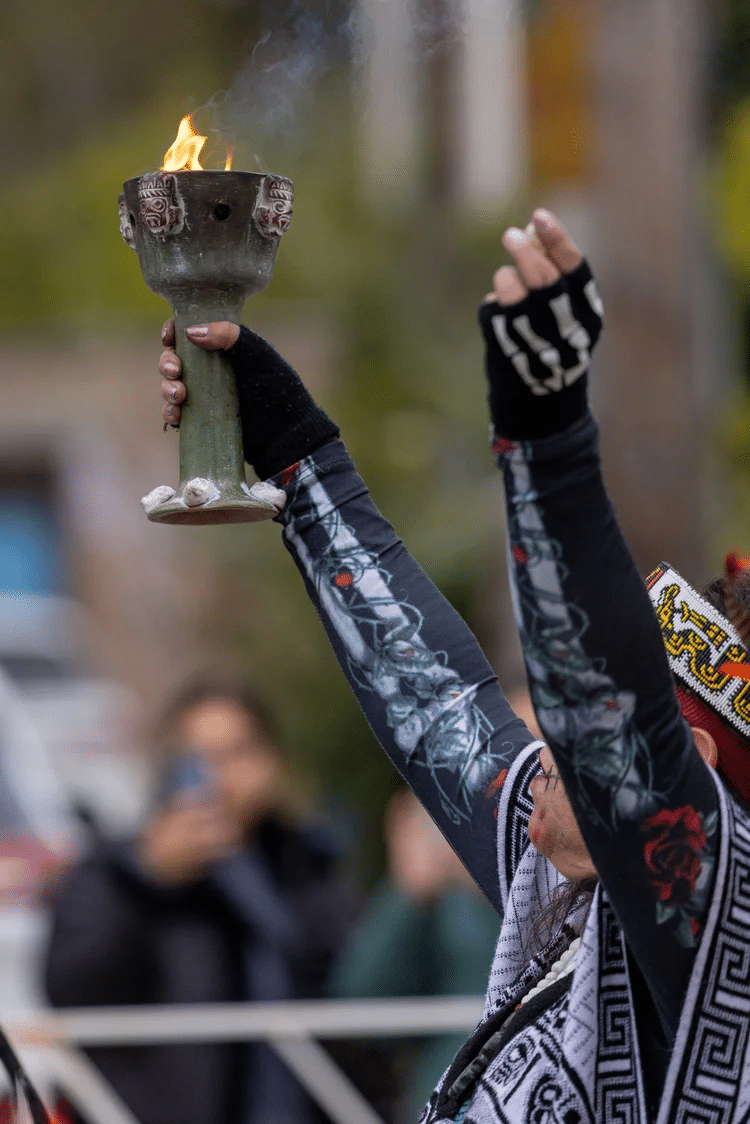 Découvrez La Carrera de Los Muertos à Chicago : un 5 km à travers Pilsen, entre culture mexicaine, traditions du Día de los Muertos et esprit de communauté.
