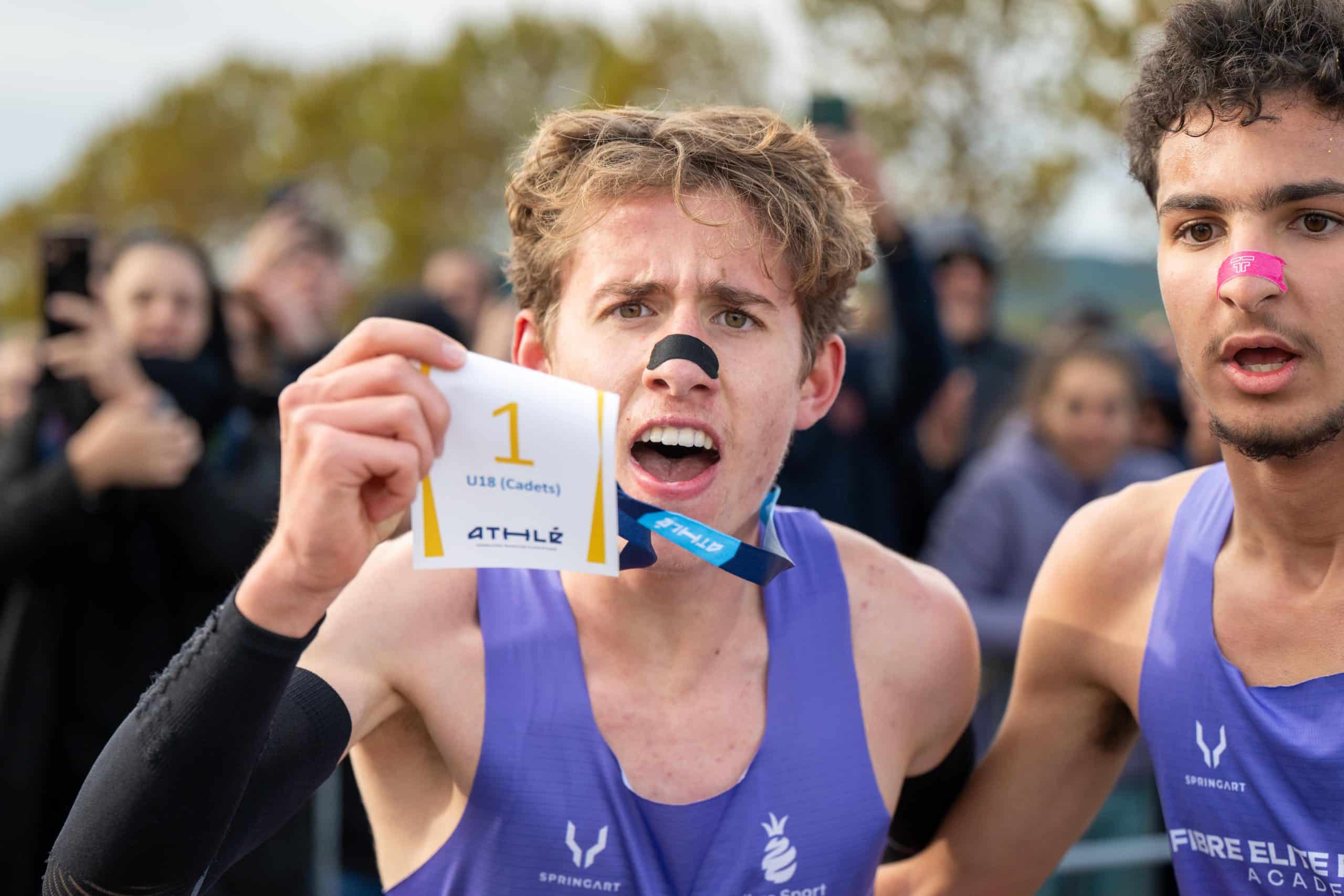 Ambiance particulière sur ce championnat de France de 5km : pas d’arche d’arrivée, pas de banderoles, pas de pancartes… Le vent est bel et bien venu jouer le trouble-fête aux Championnats de France de 5 km ce dimanche 26 octobre à Fréjus. Si les organisateurs ont pensé à annuler l’évènement suite au passage de la tempête Benjamin et les risques de rafales de vent violentes ce dimanche, ce championnat a finalement bien pu avoir lieu mais des adaptations étaient de mises afin d’assurer la sécurité des personnes sur le site. Face à des conditions plus propices à du sport de voile que de la course à pied, c’est Camille Place et Pierrick Jocteur-Monrozier qui glanent la médaille d’or sur les courses Élites de ce championnat.