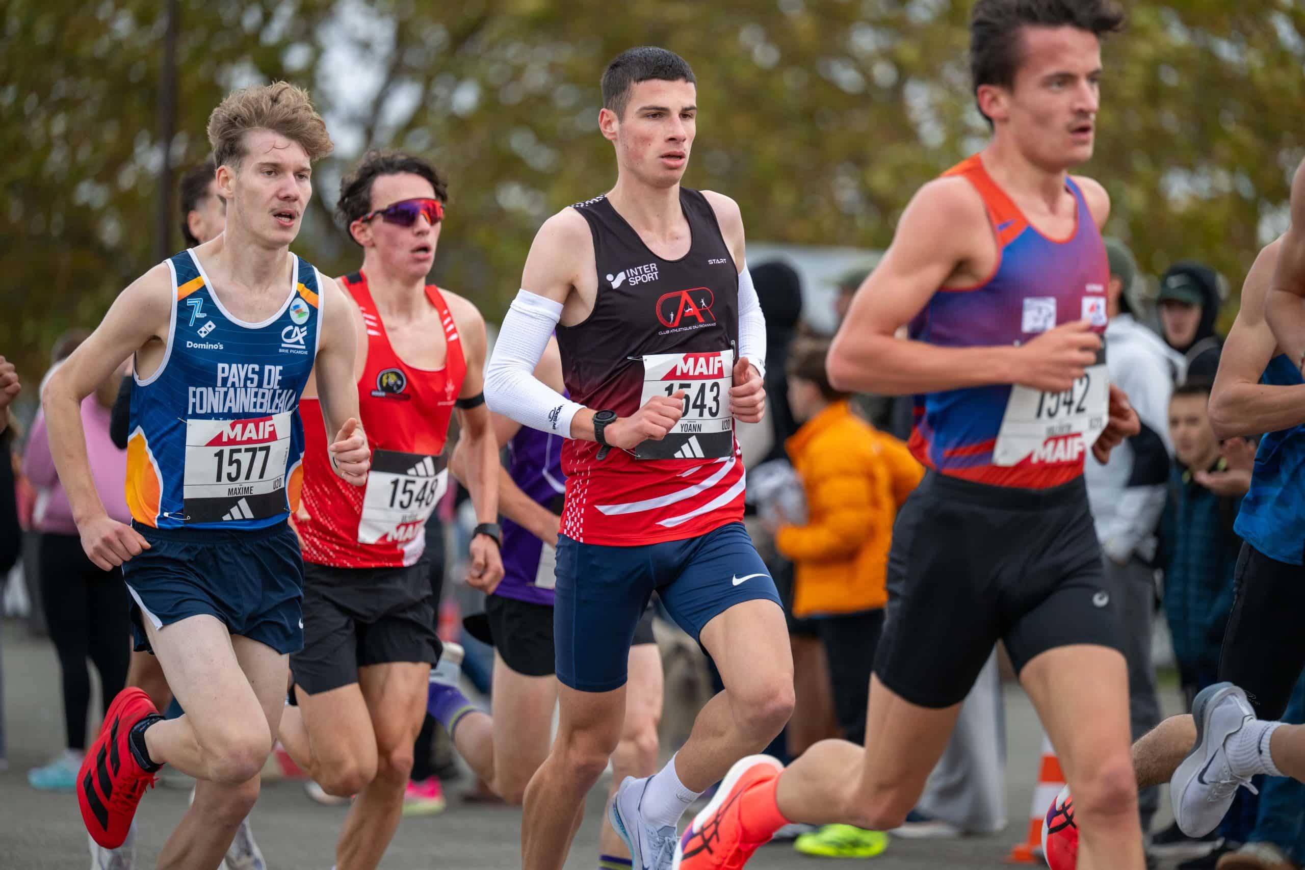 Ambiance particulière sur ce championnat de France de 5km : pas d’arche d’arrivée, pas de banderoles, pas de pancartes… Le vent est bel et bien venu jouer le trouble-fête aux Championnats de France de 5 km ce dimanche 26 octobre à Fréjus. Si les organisateurs ont pensé à annuler l’évènement suite au passage de la tempête Benjamin et les risques de rafales de vent violentes ce dimanche, ce championnat a finalement bien pu avoir lieu mais des adaptations étaient de mises afin d’assurer la sécurité des personnes sur le site. Face à des conditions plus propices à du sport de voile que de la course à pied, c’est Camille Place et Pierrick Jocteur-Monrozier qui glanent la médaille d’or sur les courses Élites de ce championnat.