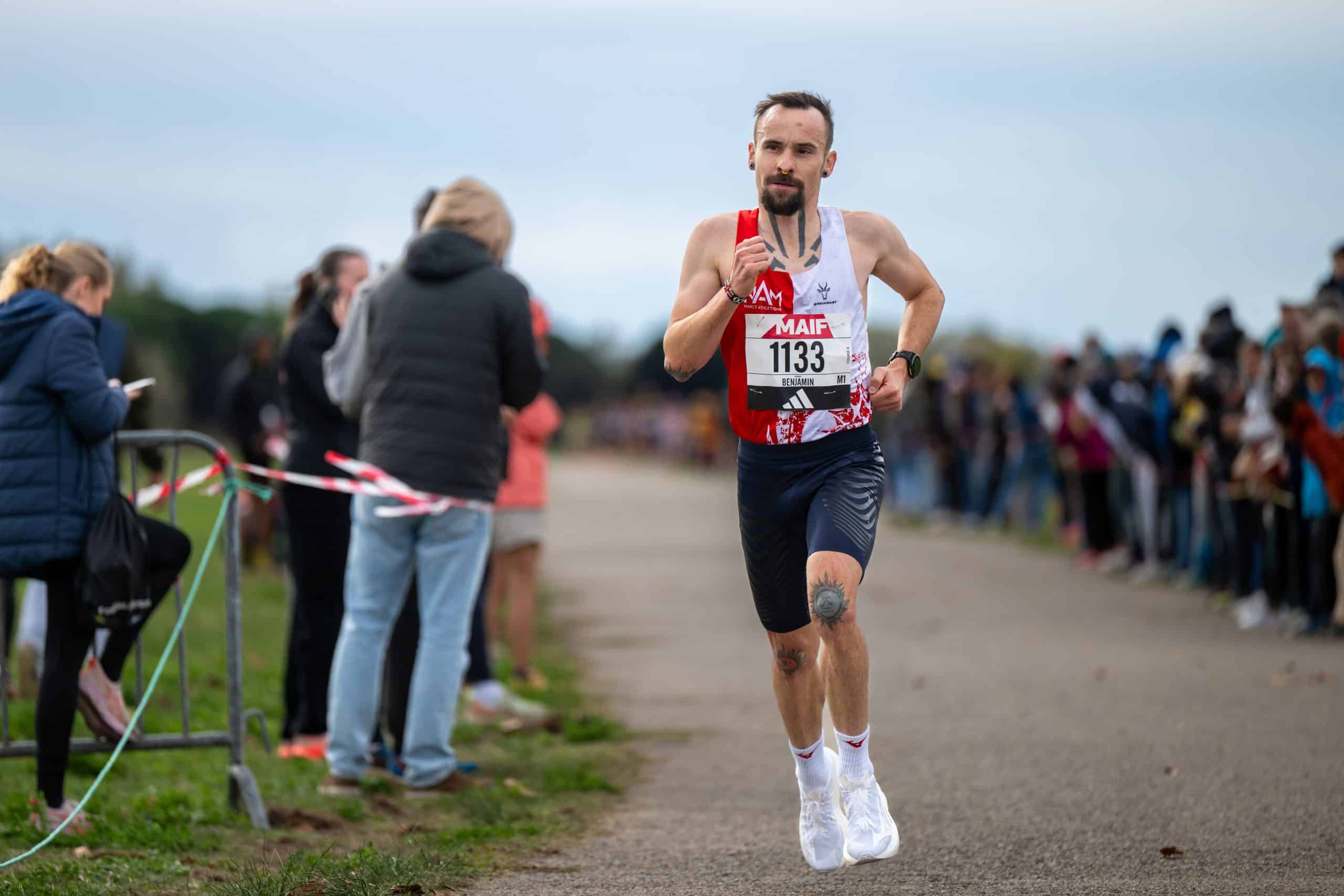 Ambiance particulière sur ce championnat de France de 5km : pas d’arche d’arrivée, pas de banderoles, pas de pancartes… Le vent est bel et bien venu jouer le trouble-fête aux Championnats de France de 5 km ce dimanche 26 octobre à Fréjus. Si les organisateurs ont pensé à annuler l’évènement suite au passage de la tempête Benjamin et les risques de rafales de vent violentes ce dimanche, ce championnat a finalement bien pu avoir lieu mais des adaptations étaient de mises afin d’assurer la sécurité des personnes sur le site. Face à des conditions plus propices à du sport de voile que de la course à pied, c’est Camille Place et Pierrick Jocteur-Monrozier qui glanent la médaille d’or sur les courses Élites de ce championnat.