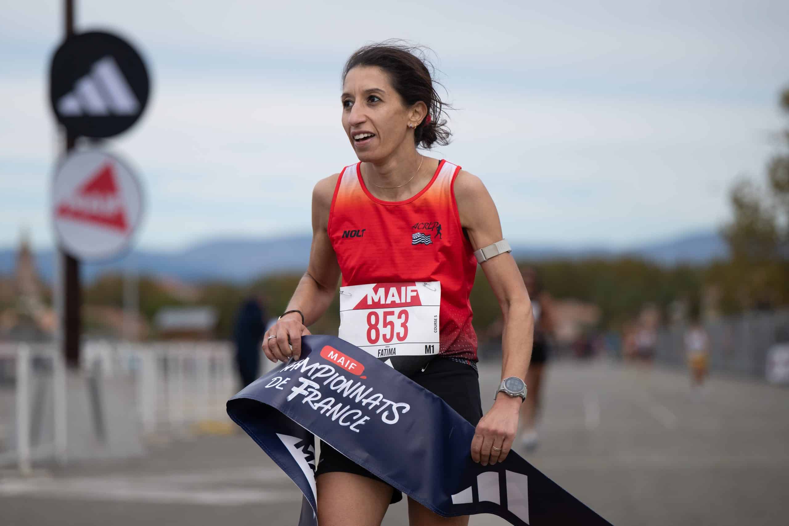 Ambiance particulière sur ce championnat de France de 5km : pas d’arche d’arrivée, pas de banderoles, pas de pancartes… Le vent est bel et bien venu jouer le trouble-fête aux Championnats de France de 5 km ce dimanche 26 octobre à Fréjus. Si les organisateurs ont pensé à annuler l’évènement suite au passage de la tempête Benjamin et les risques de rafales de vent violentes ce dimanche, ce championnat a finalement bien pu avoir lieu mais des adaptations étaient de mises afin d’assurer la sécurité des personnes sur le site. Face à des conditions plus propices à du sport de voile que de la course à pied, c’est Camille Place et Pierrick Jocteur-Monrozier qui glanent la médaille d’or sur les courses Élites de ce championnat.